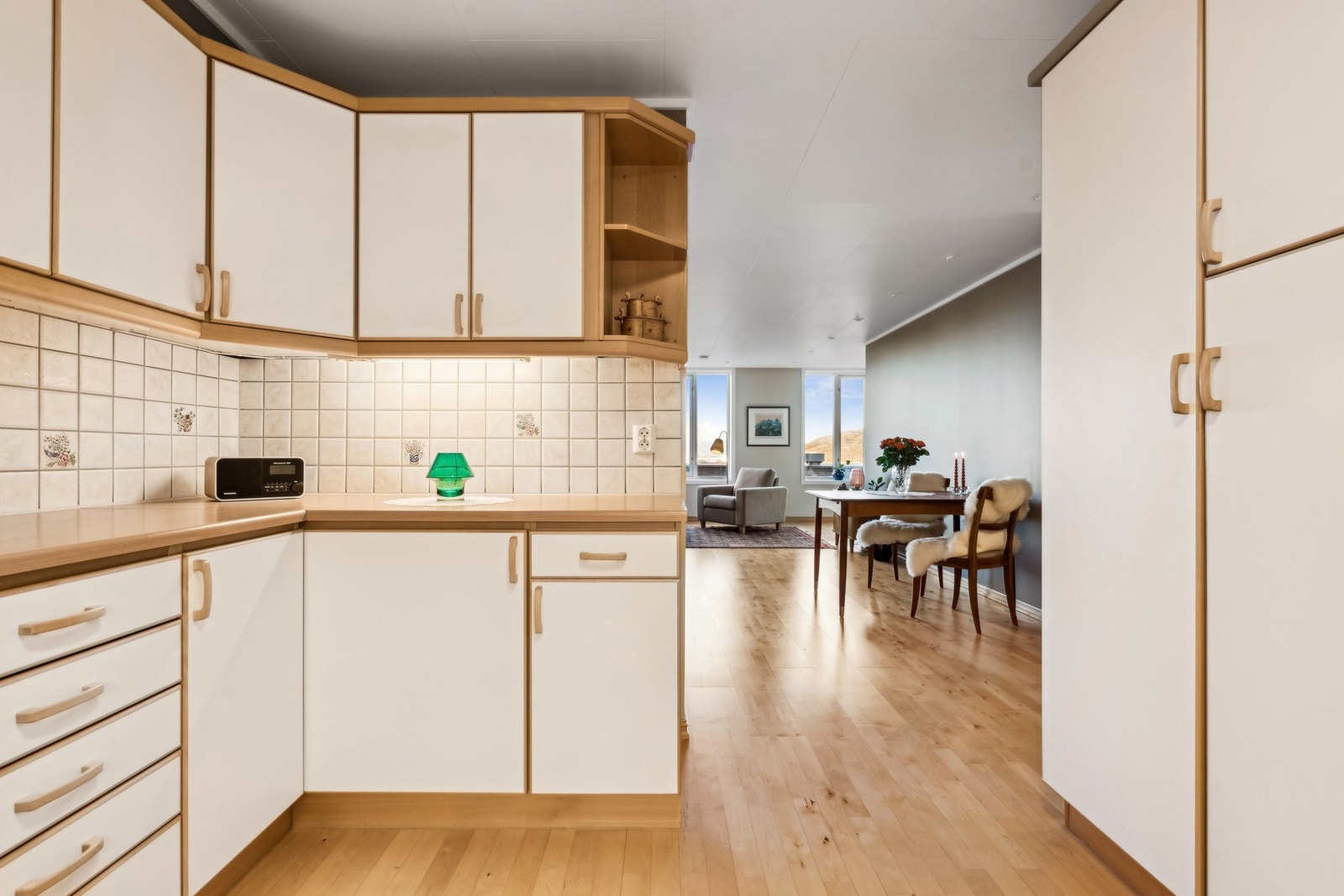 Kjøkkenet har godt med innredning med skap og skuffer. Godt med arbeidsplass på benk. Galleribilde