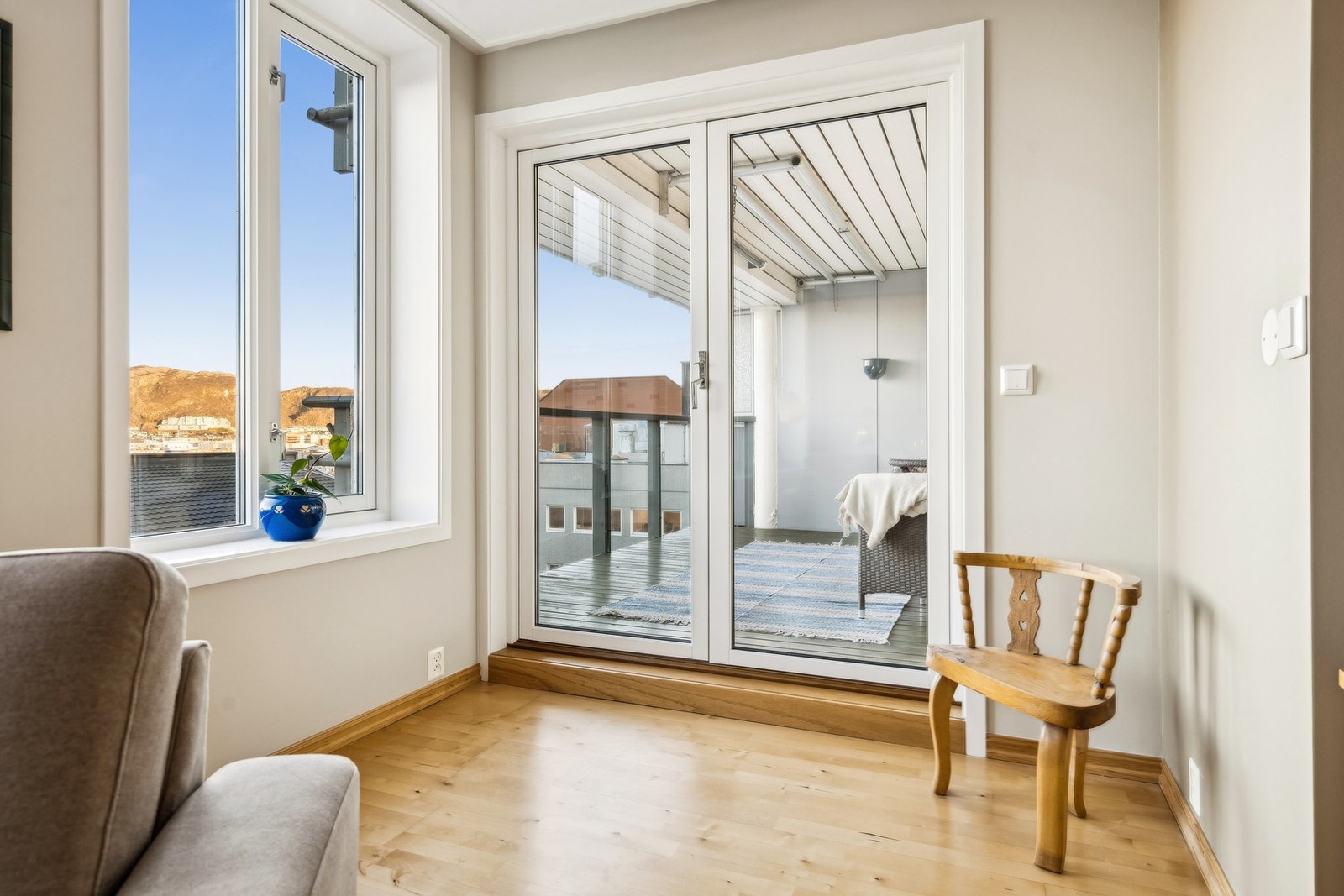 Utgang til overbygget balkong fra stuen. Flere av de andre leilighetene har valgt å glasse inn balkongen. Galleribilde