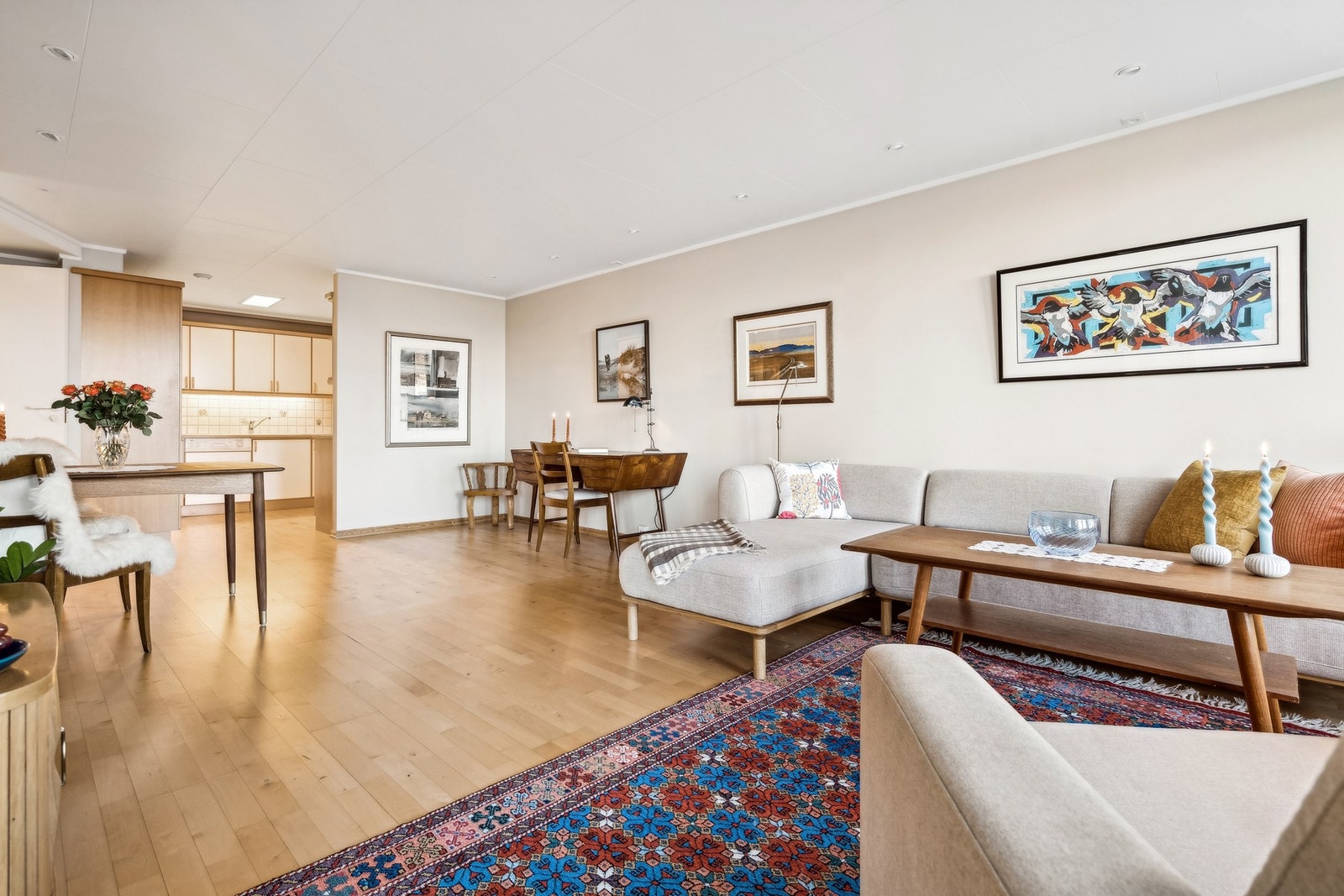 Stue med kjøkken tilbaketrukket i egen avdeling Galleribilde