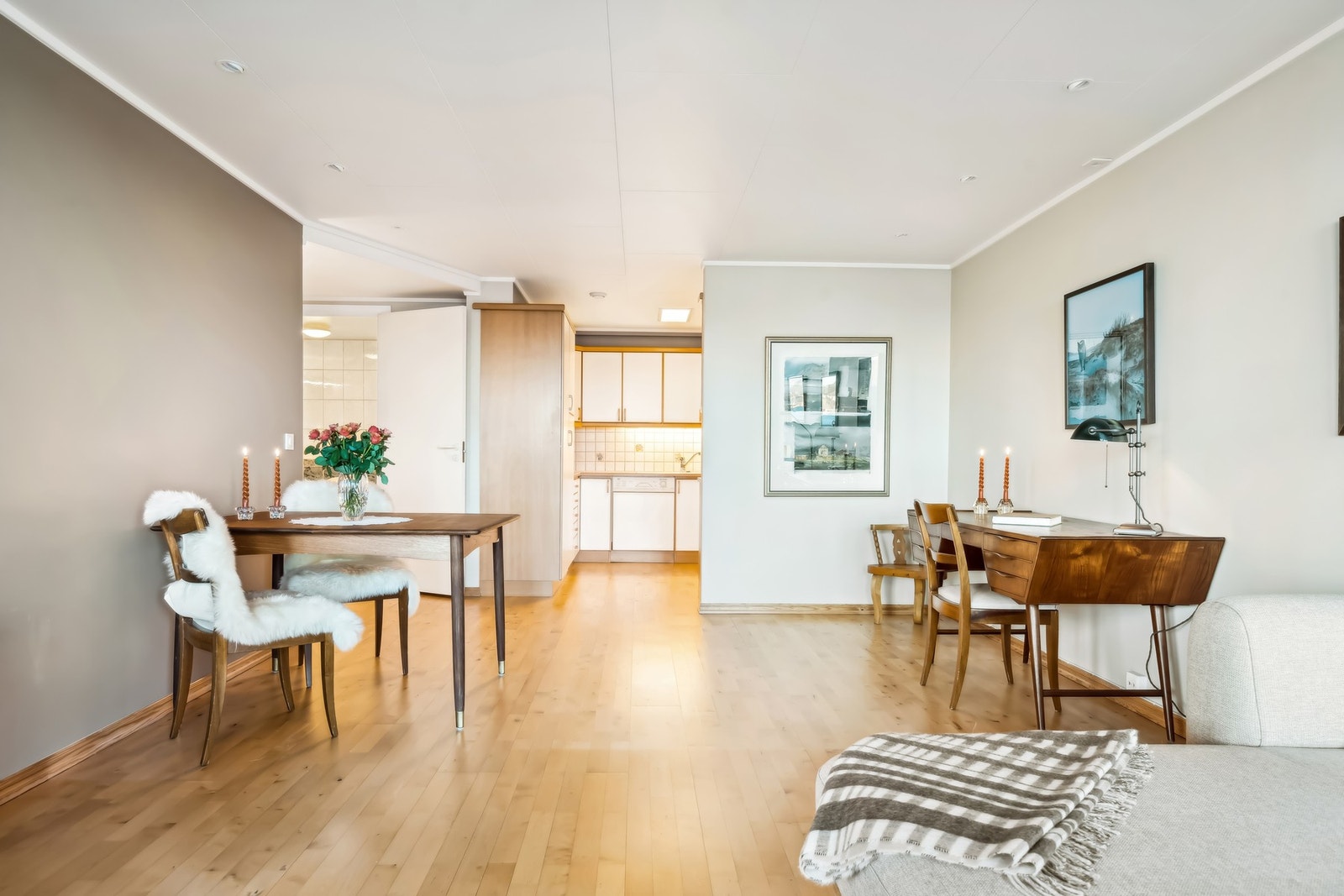 Stue med plass for spisebord og mange gjester Galleribilde