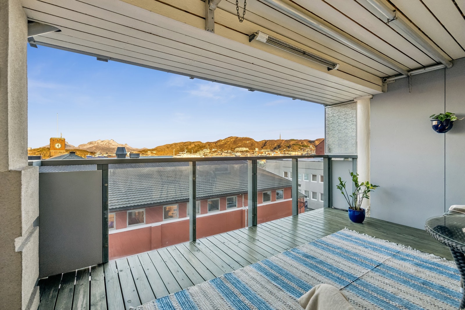 Balkong med utsikt mot fjell og sjø. Galleribilde