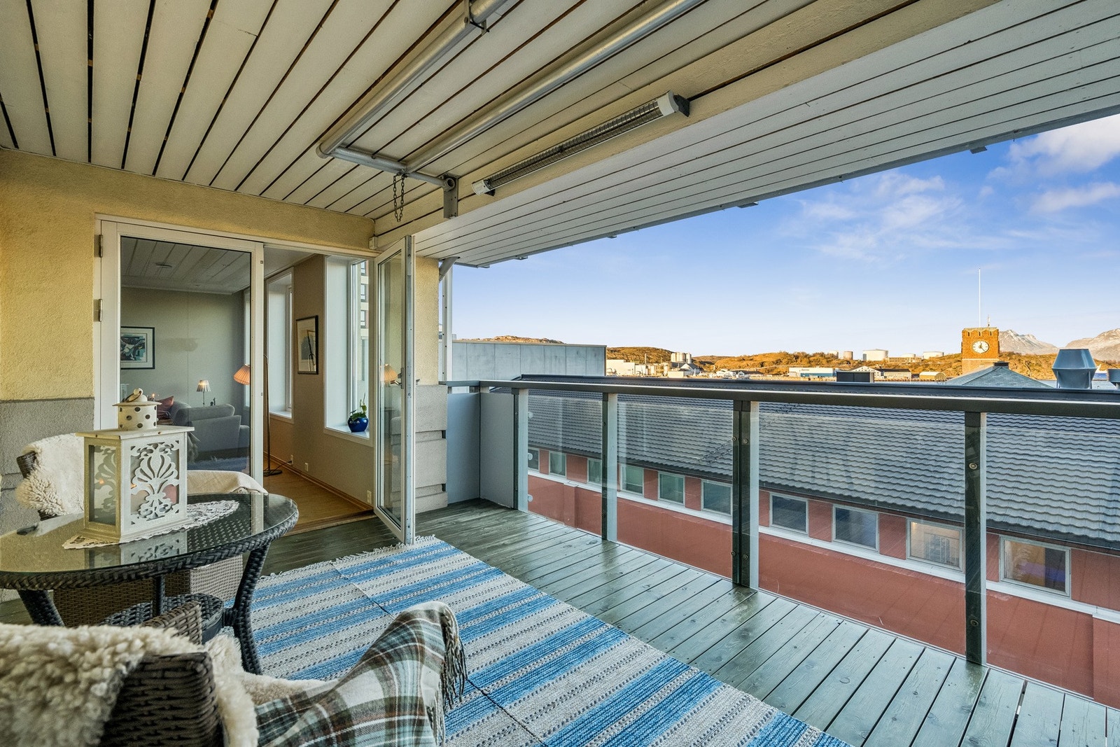 Balkongen er romslig og har plass til møblering Galleribilde