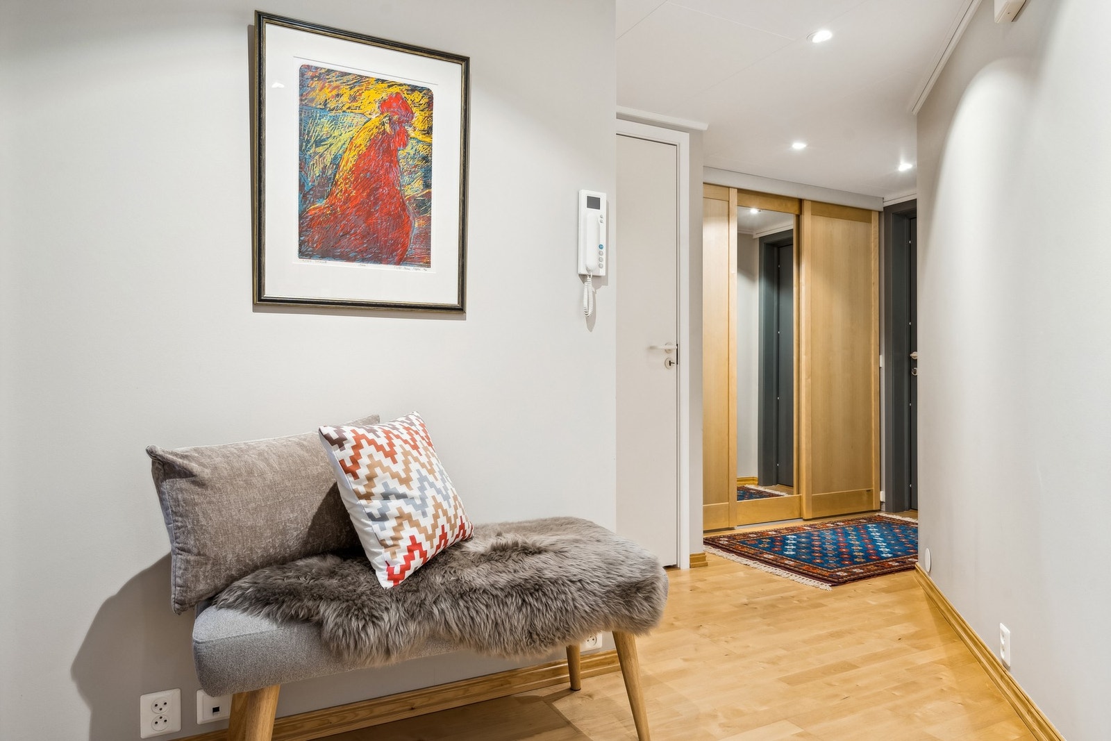 Entré med skyvedørsgarderobe og adkomst til innvendig bod Galleribilde