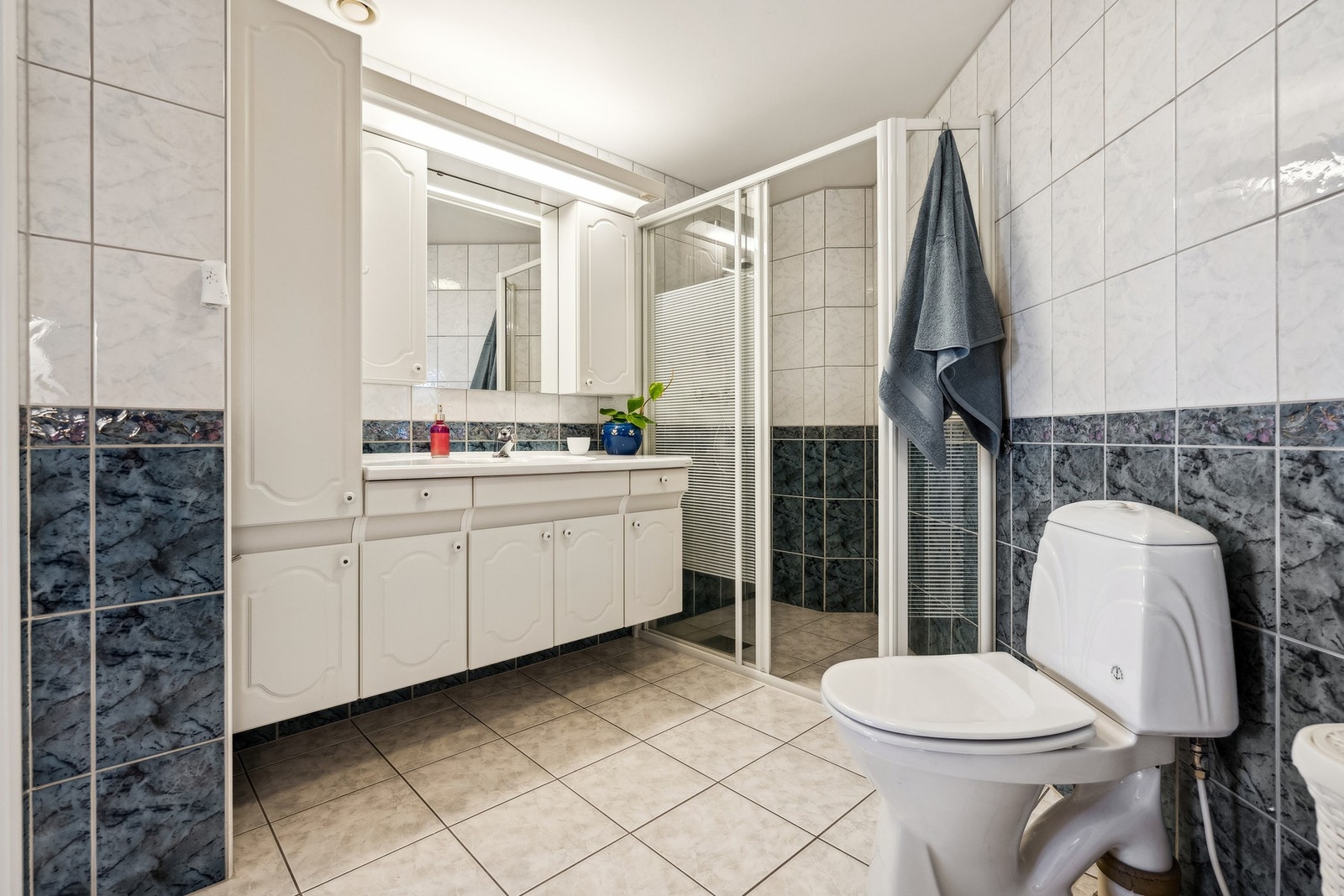 Badet er romslig og har godt med innredning Galleribilde