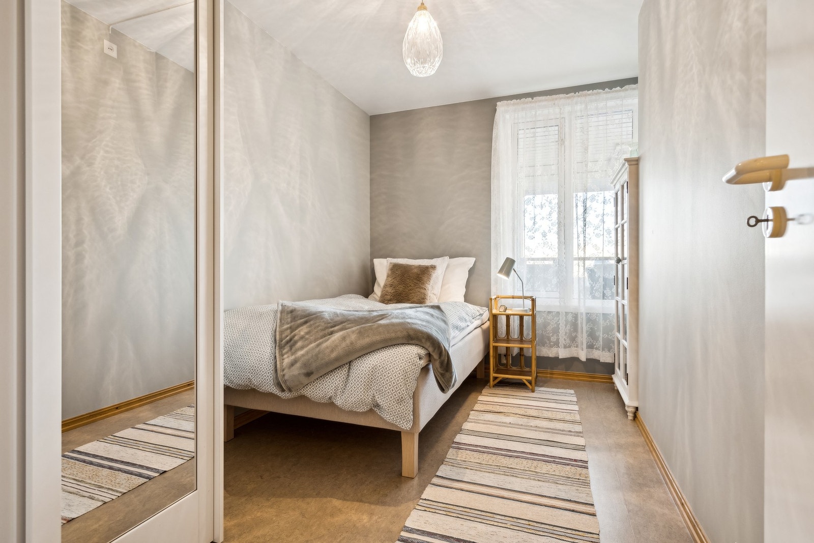 Soverom med skyvedørsgarderobe Galleribilde