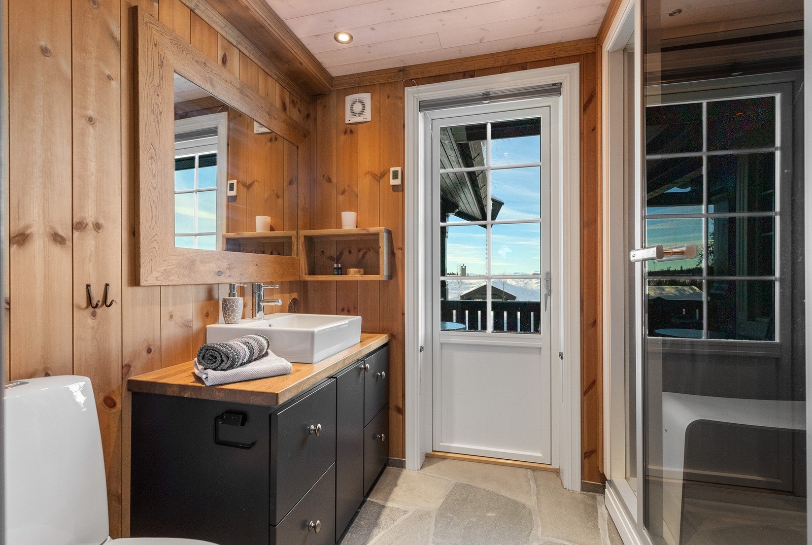 Det andre badet har også skifer med varmekabler på gulv og panel på veggene Galleribilde