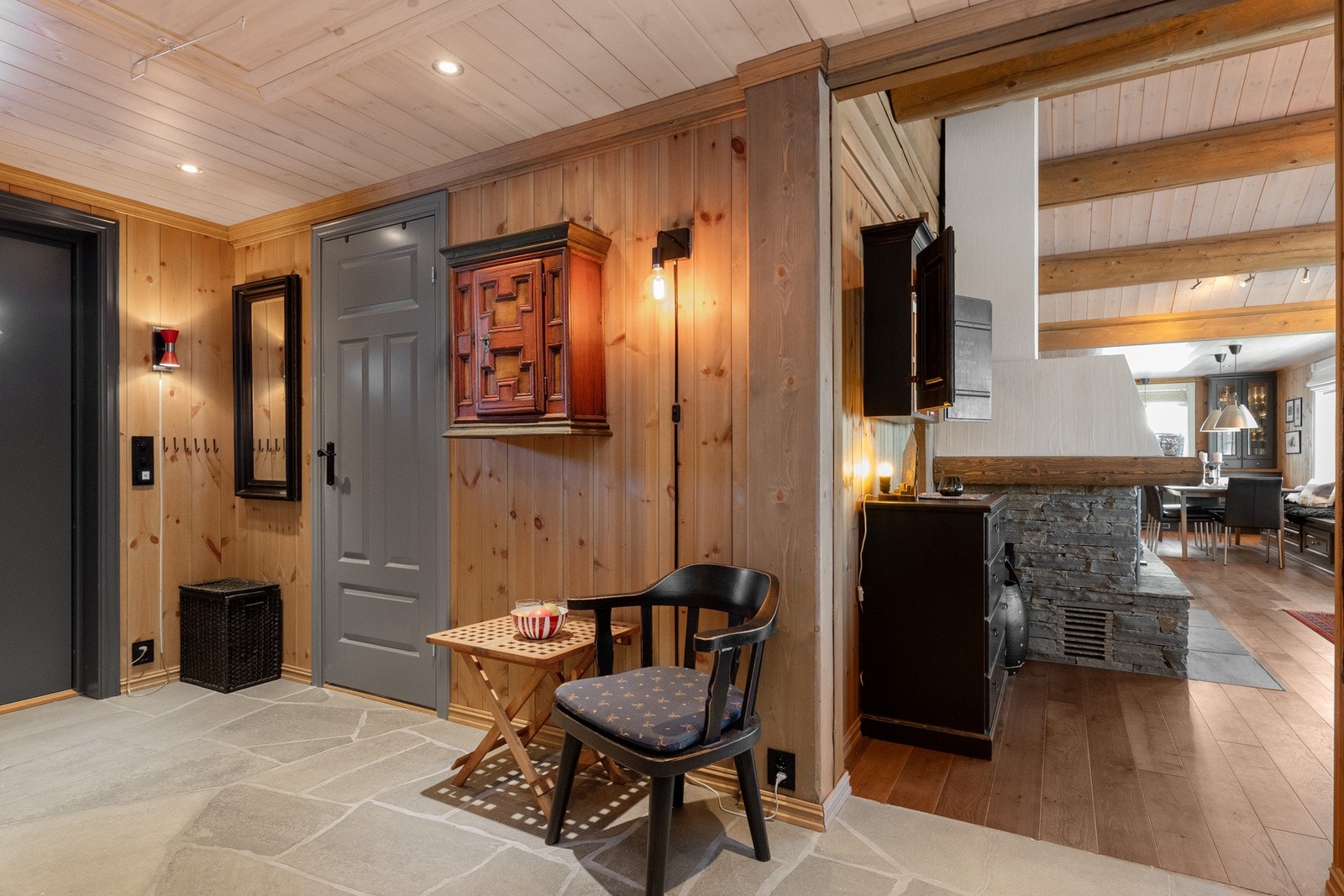 Innbydende entré med god plass til yttertøy og sko. Innebygd garderobeskap med benk og hylle over Galleribilde