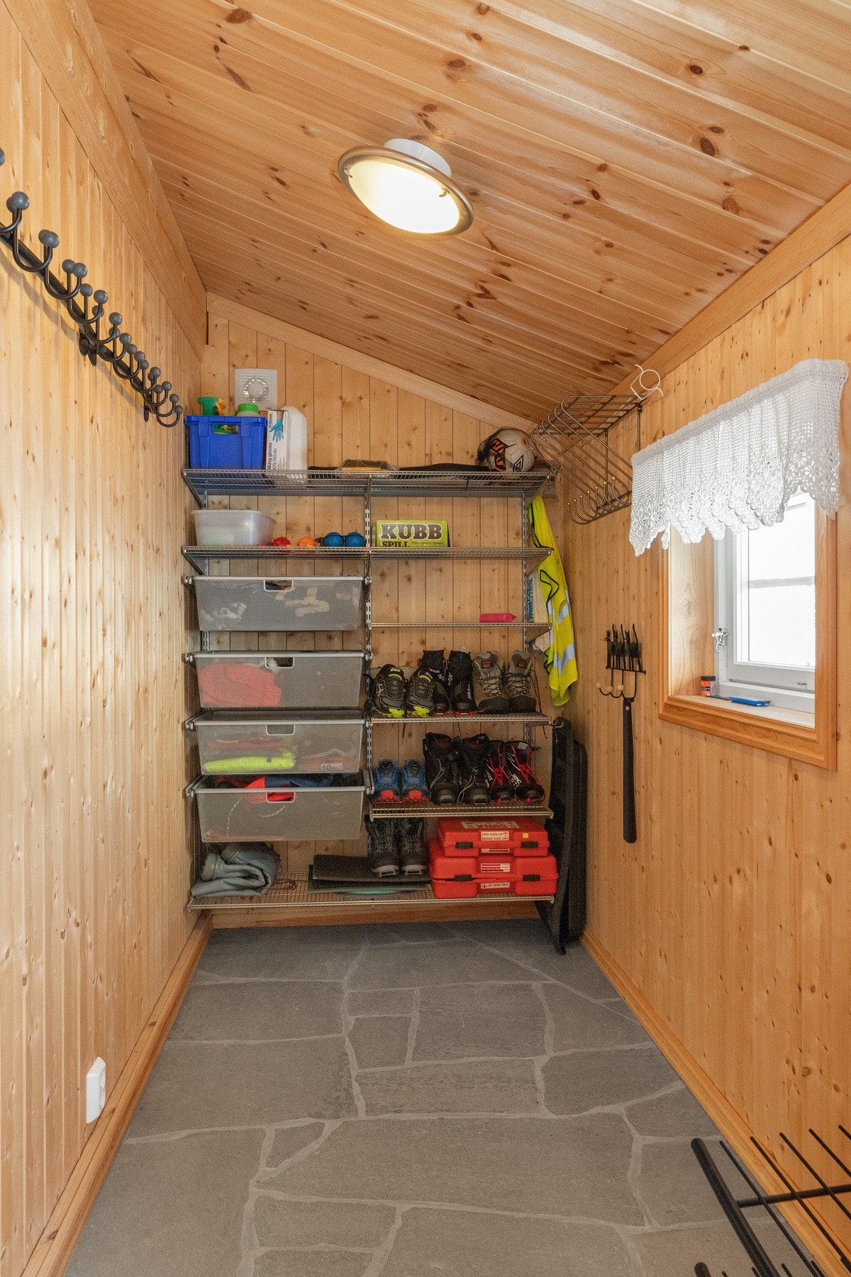 To utvendige boder på hver side av inngangsdøren. Denne boden brukes som tørkebod med skifer på gulv med varmekabler og vifte Galleribilde