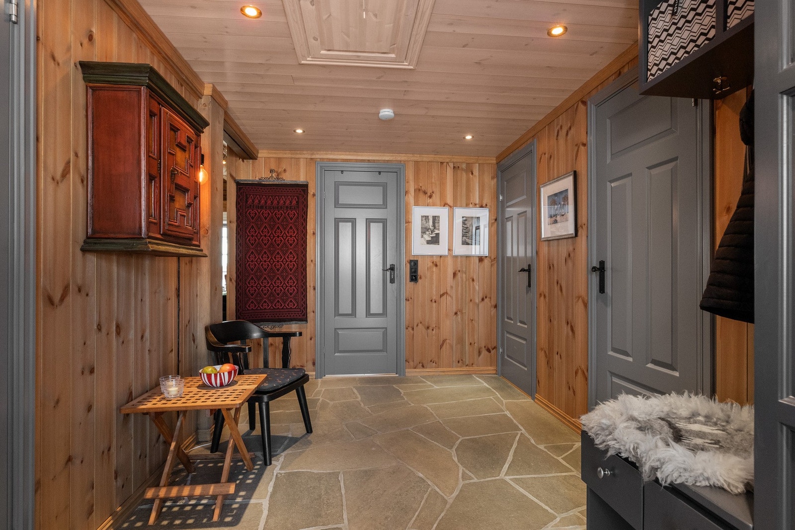 Gulvet er belagt med skifer og varmekabler, noe som gjør det både praktisk og komfortabelt etter en dag ute i naturen Galleribilde