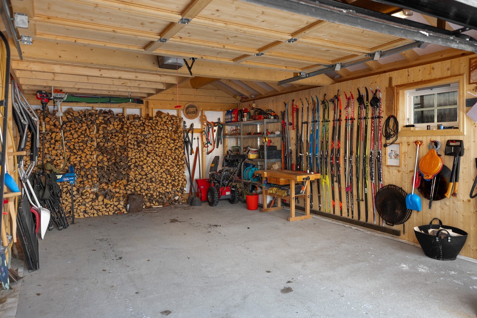 Montert easee elbillader. Garasjen har også god plass til øvrig oppbevaring Galleribilde