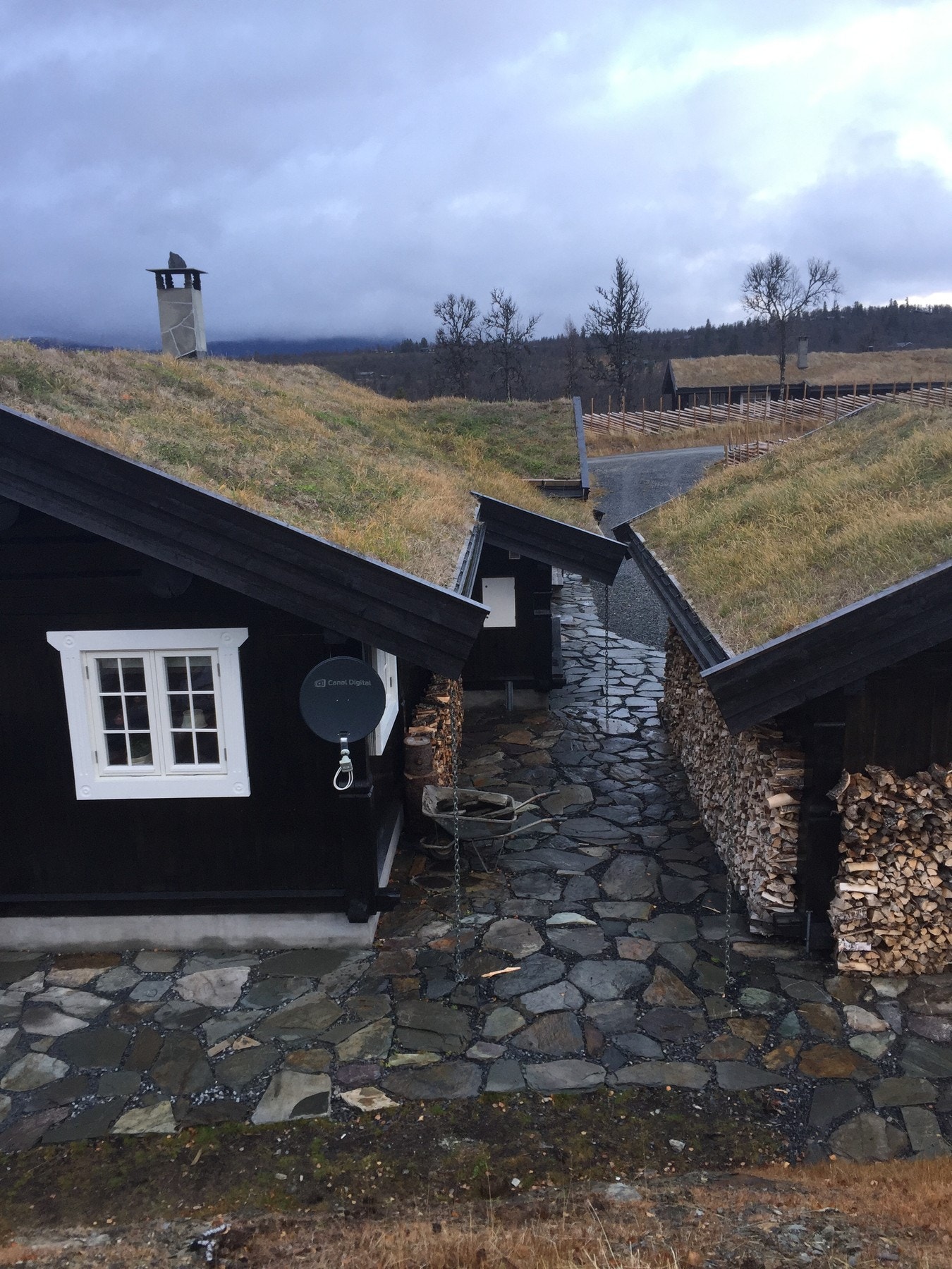 Selgers private bilde. God plass til lagring av ved rundt garasjen Galleribilde