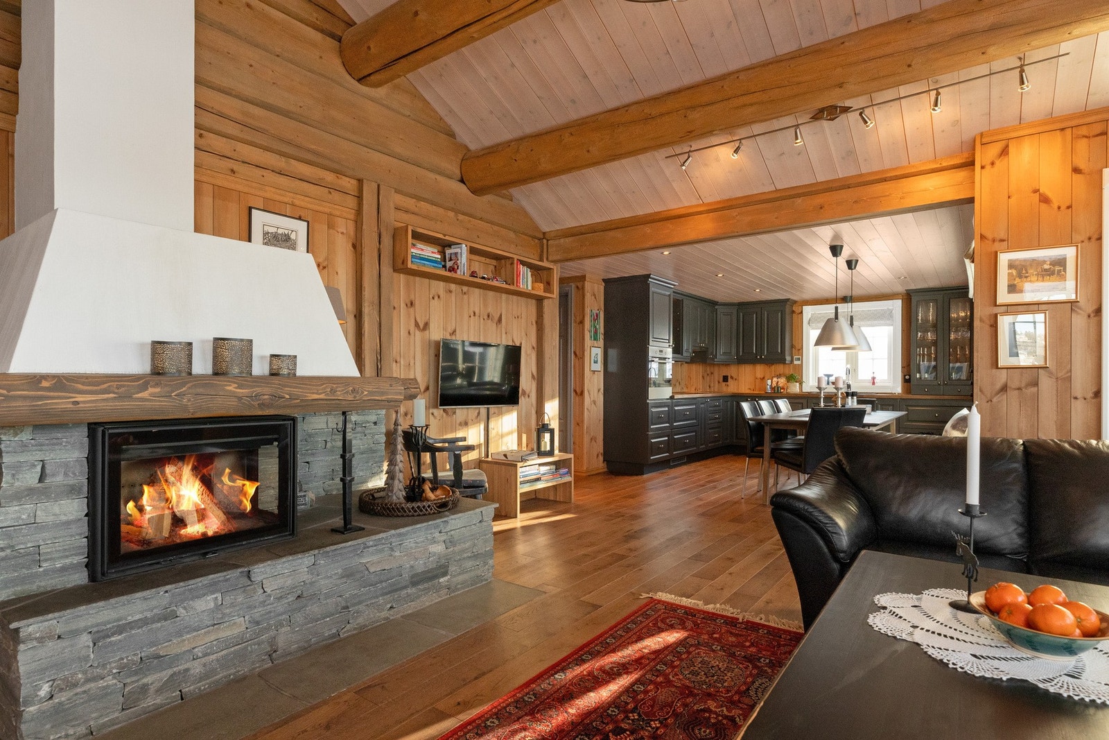 Det er god plass til sofagruppe og andre stuemøbler. Lysekronen følger med salget Galleribilde