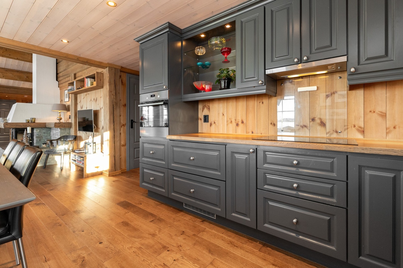 Kjøkkenet har en stilfull og praktisk utforming med god benke- og lagringsplass Galleribilde