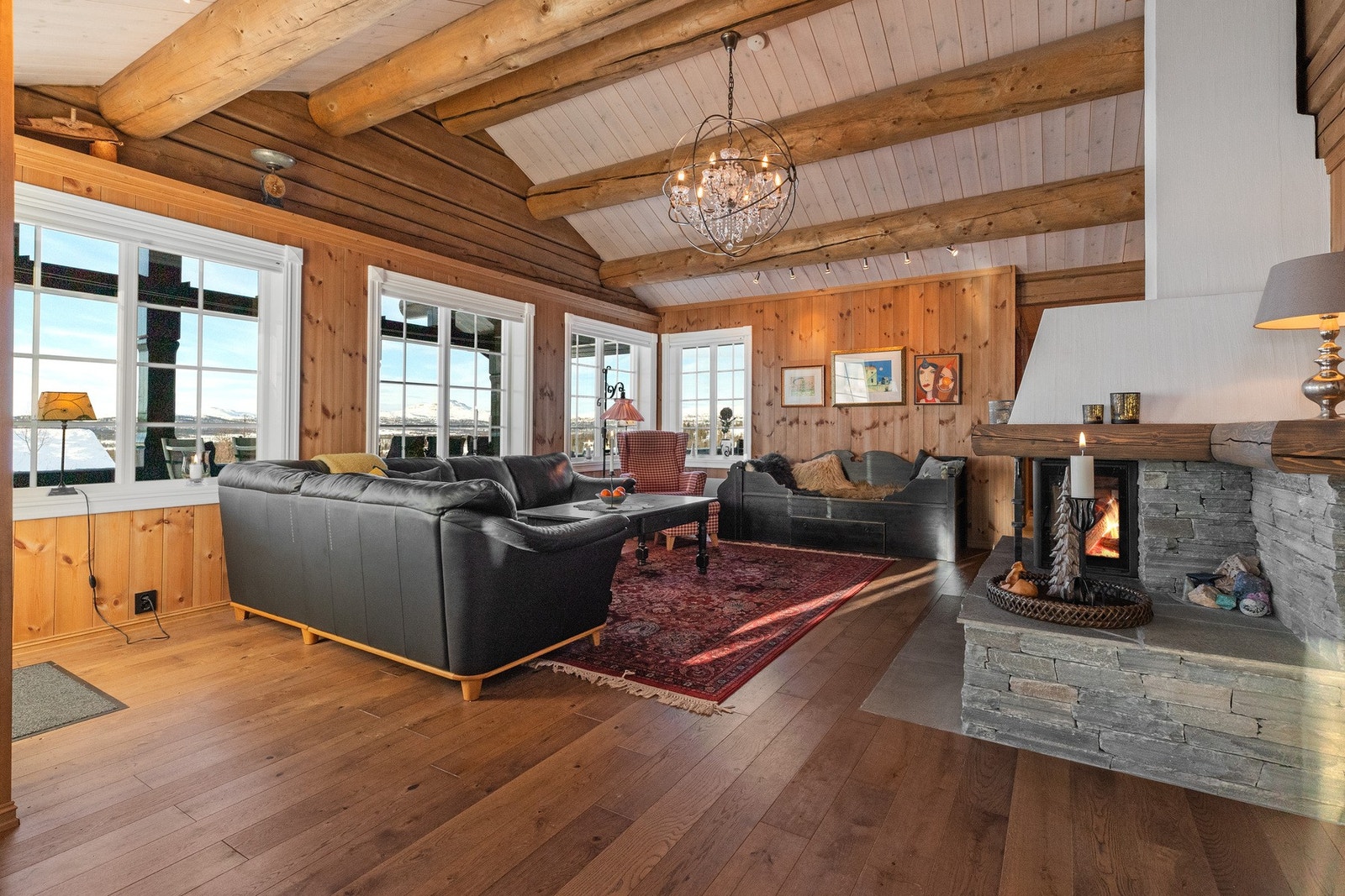 Hyggelig og romslig stue med store vindusflater som slipper inn mye naturlig lys og gir en fantastisk utsikt Galleribilde