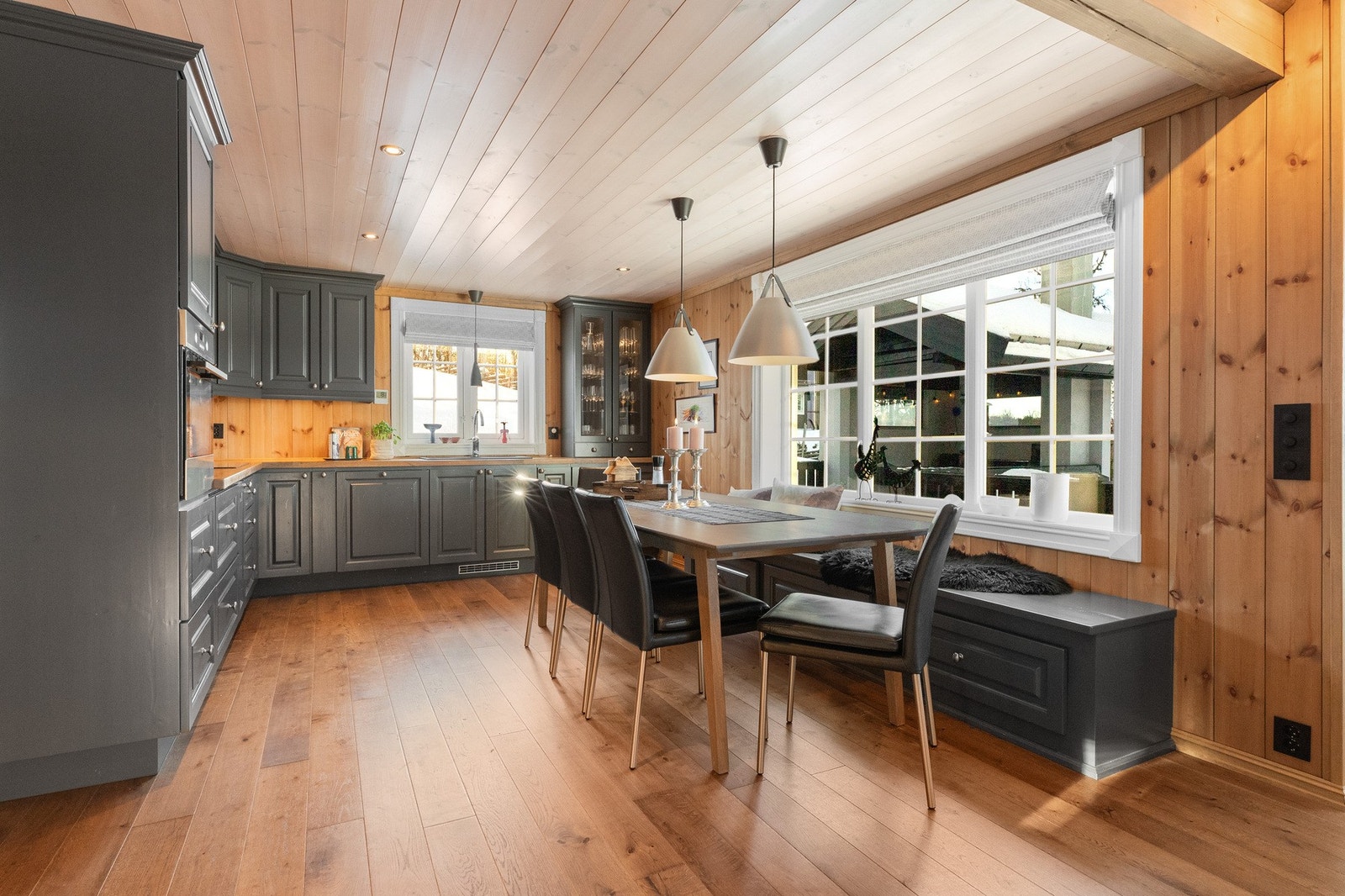 Integrerte hvitevarer som induksjonsplatetopp, stekeovn, oppvaskmaskin og to kjøleskuffer Galleribilde