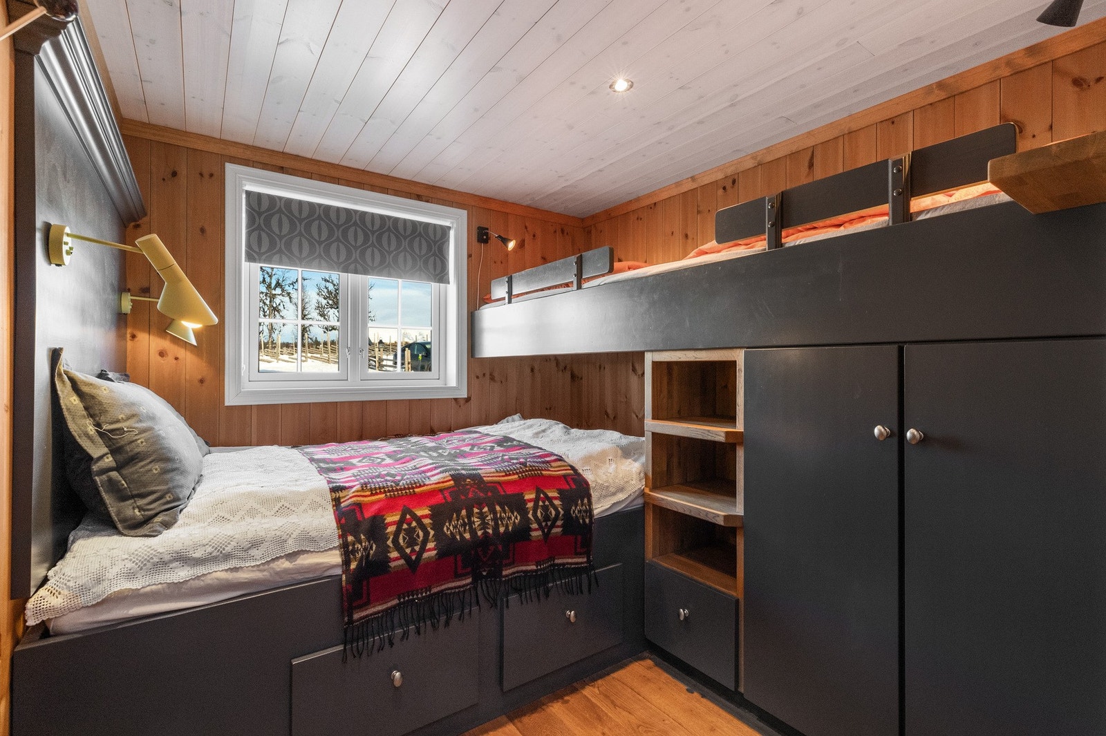 De to andre soverommene er også innredet med plassbygde løsninger, med en dobbeltseng med skuffer under og en lang køyeseng på tvers over, samt plassbygd skap Galleribilde