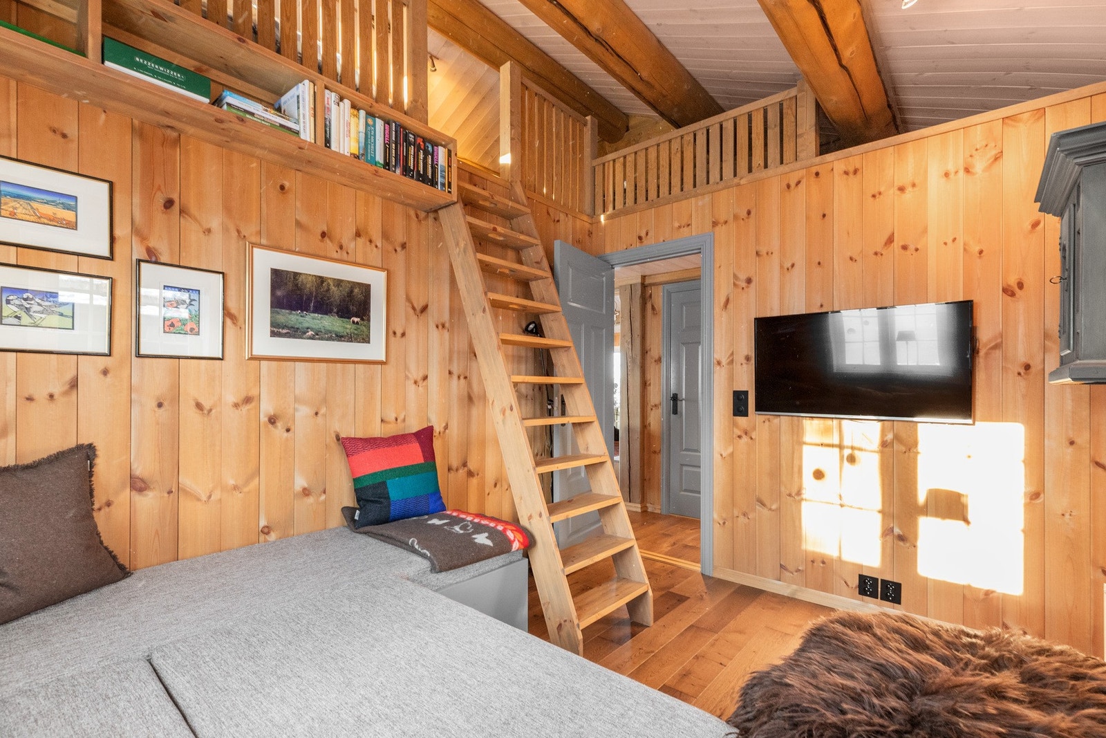 Fra medierommet er det stige opp til en hems Galleribilde