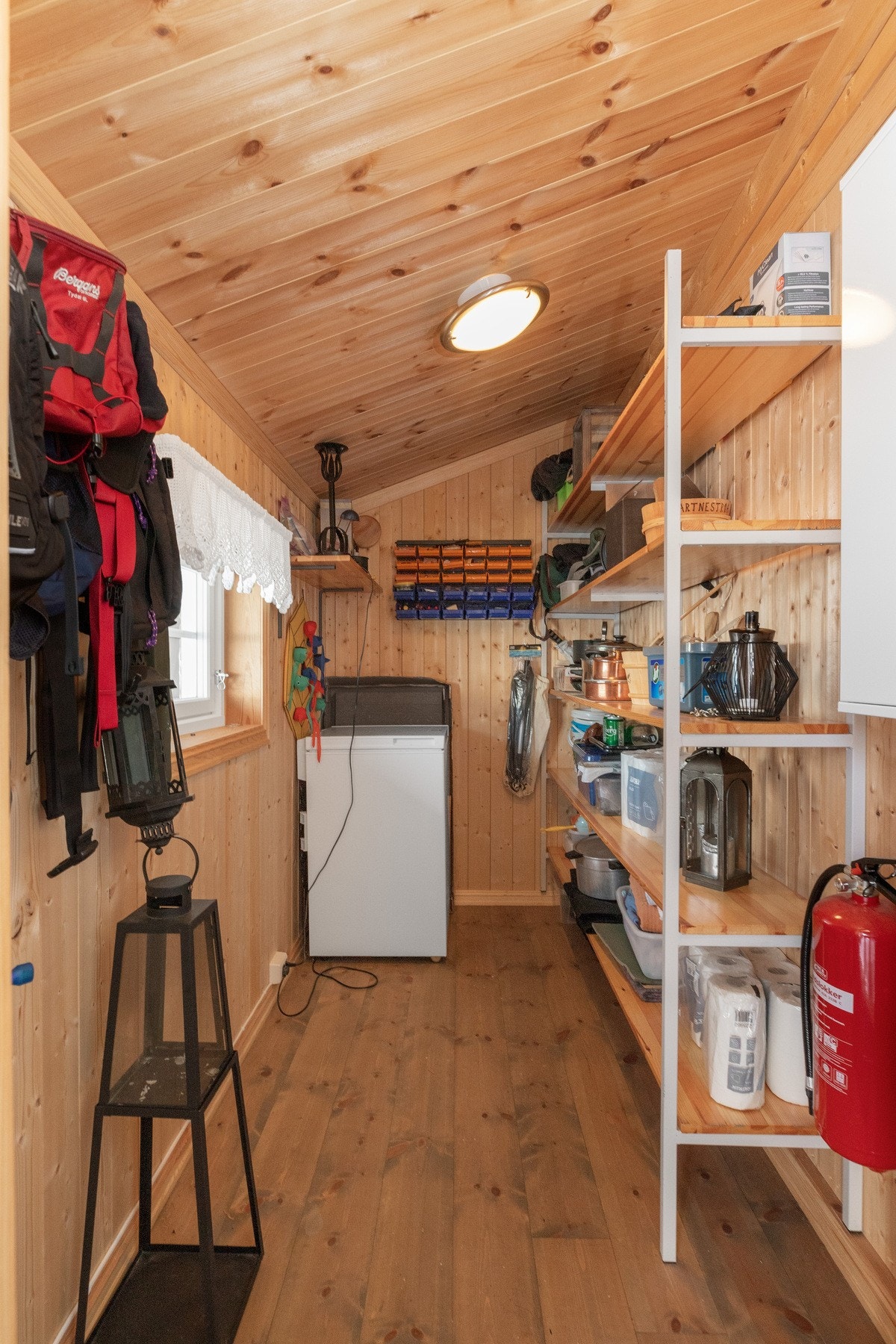 Den andre er til diverse lagring. Begge har gode hylleløsninger Galleribilde