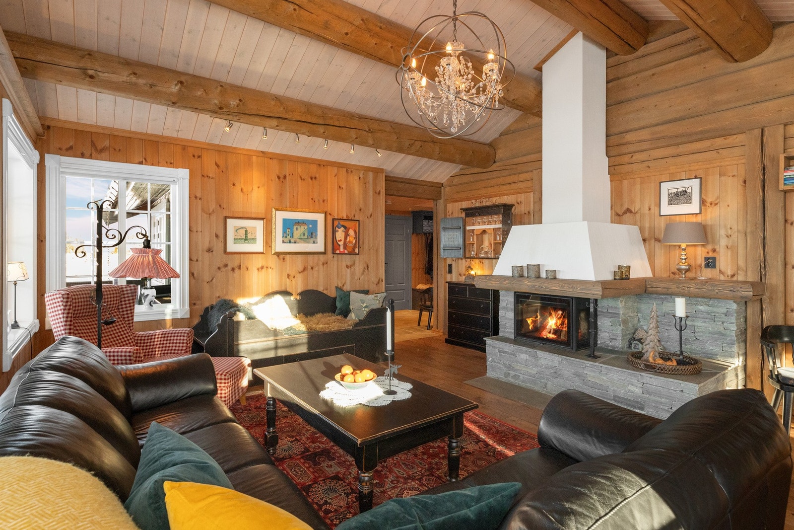 Flott fritidsboligen beliggende i naturskjønne omgivelser på Lenningen i Etnedal kommune. Galleribilde