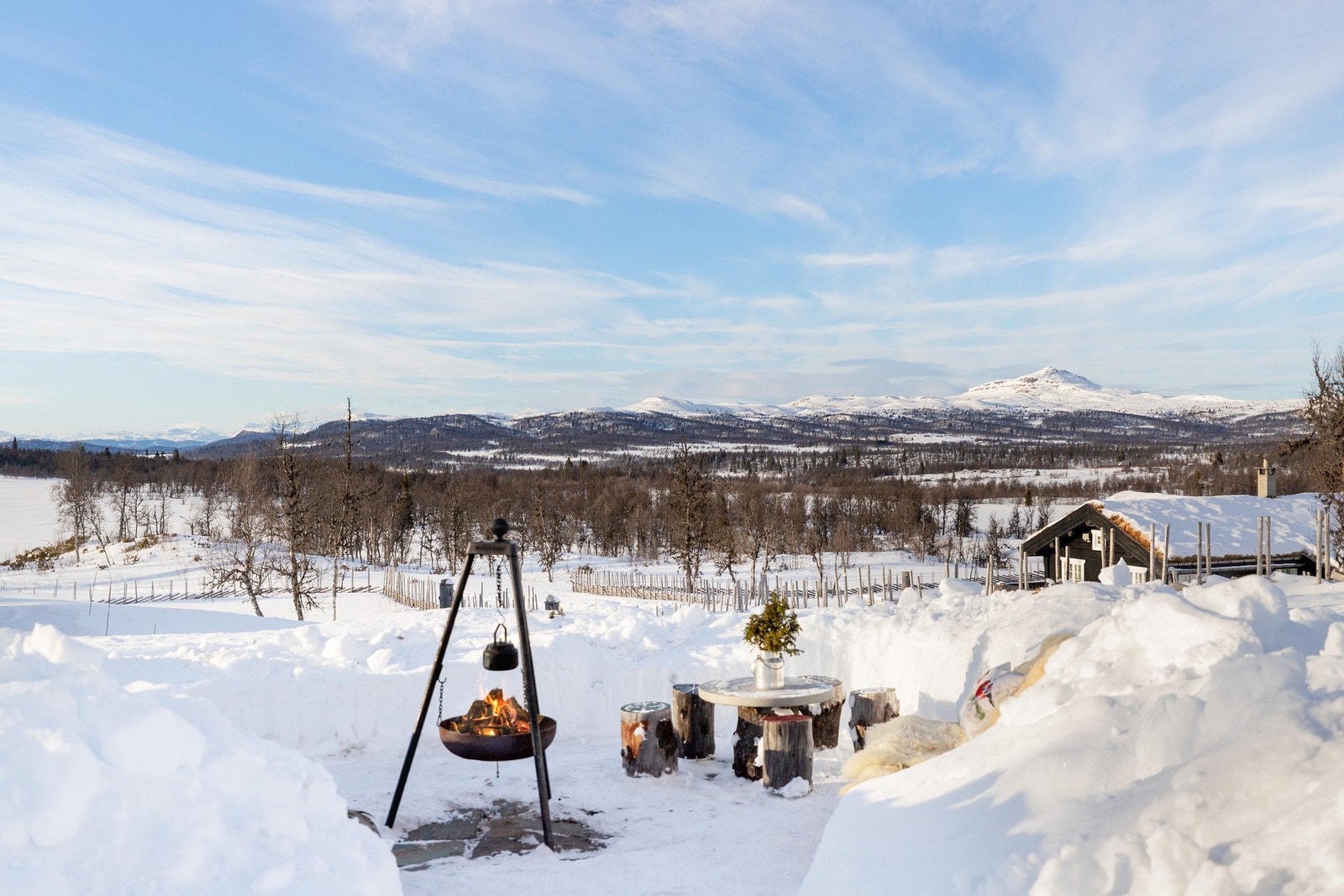 Opparbeidet grillplass med natursteiner fra fjellet nedenfor ene siden av hytta Galleribilde