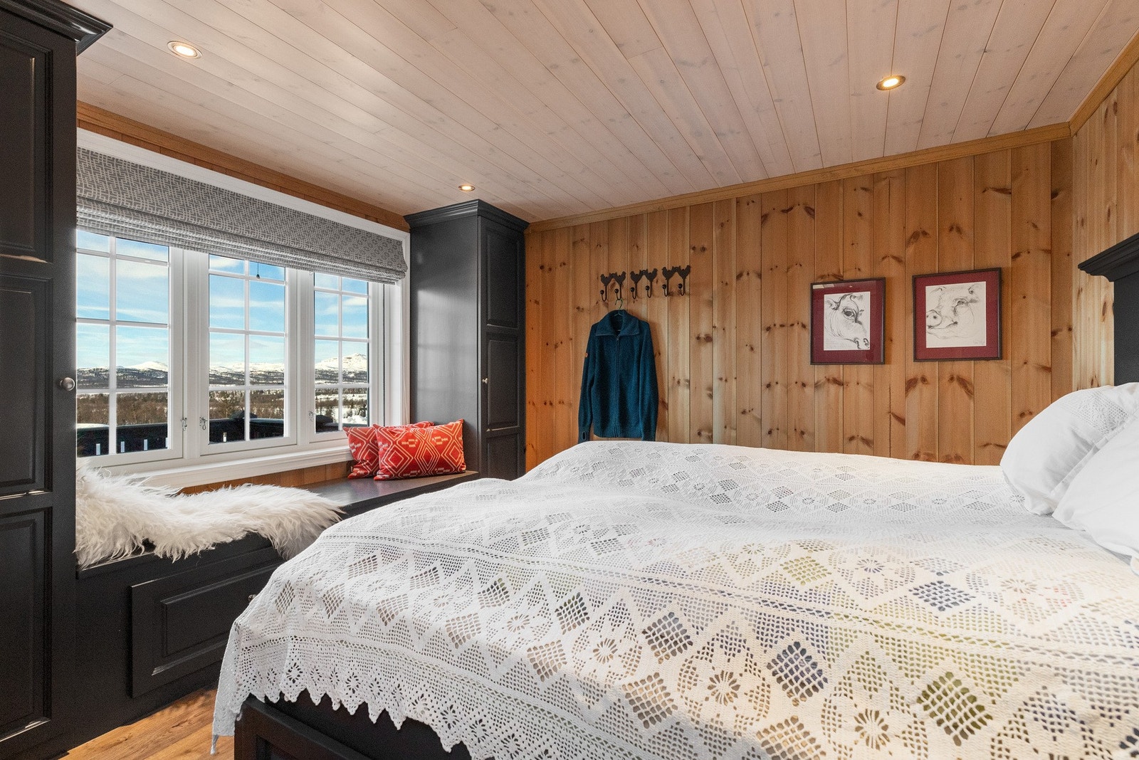 Hytta har 3 gode soverom Galleribilde