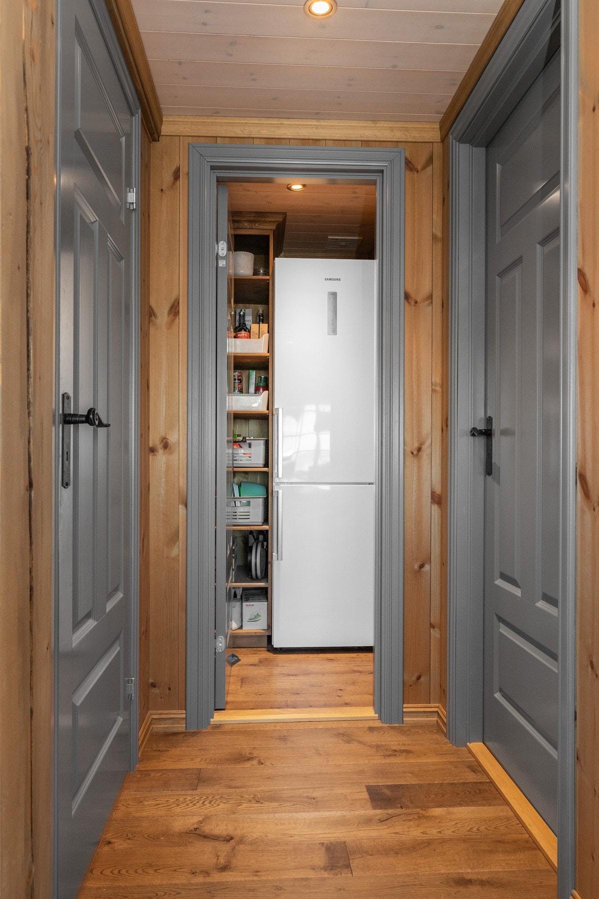 Eget bodrom ved siden av kjøkkenet med lagringsplass og kjøle- og fryseskap Galleribilde