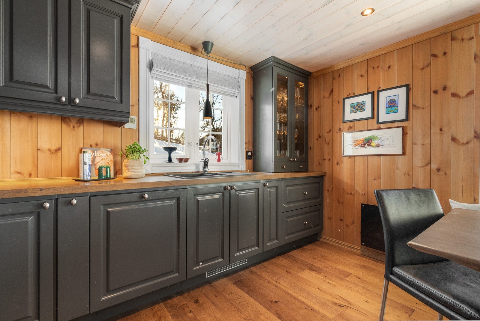 Her finner du integrerte hvitevarer, solide benkeplater og en koselig spiseplass med utsikt over omgivelsene Galleribilde