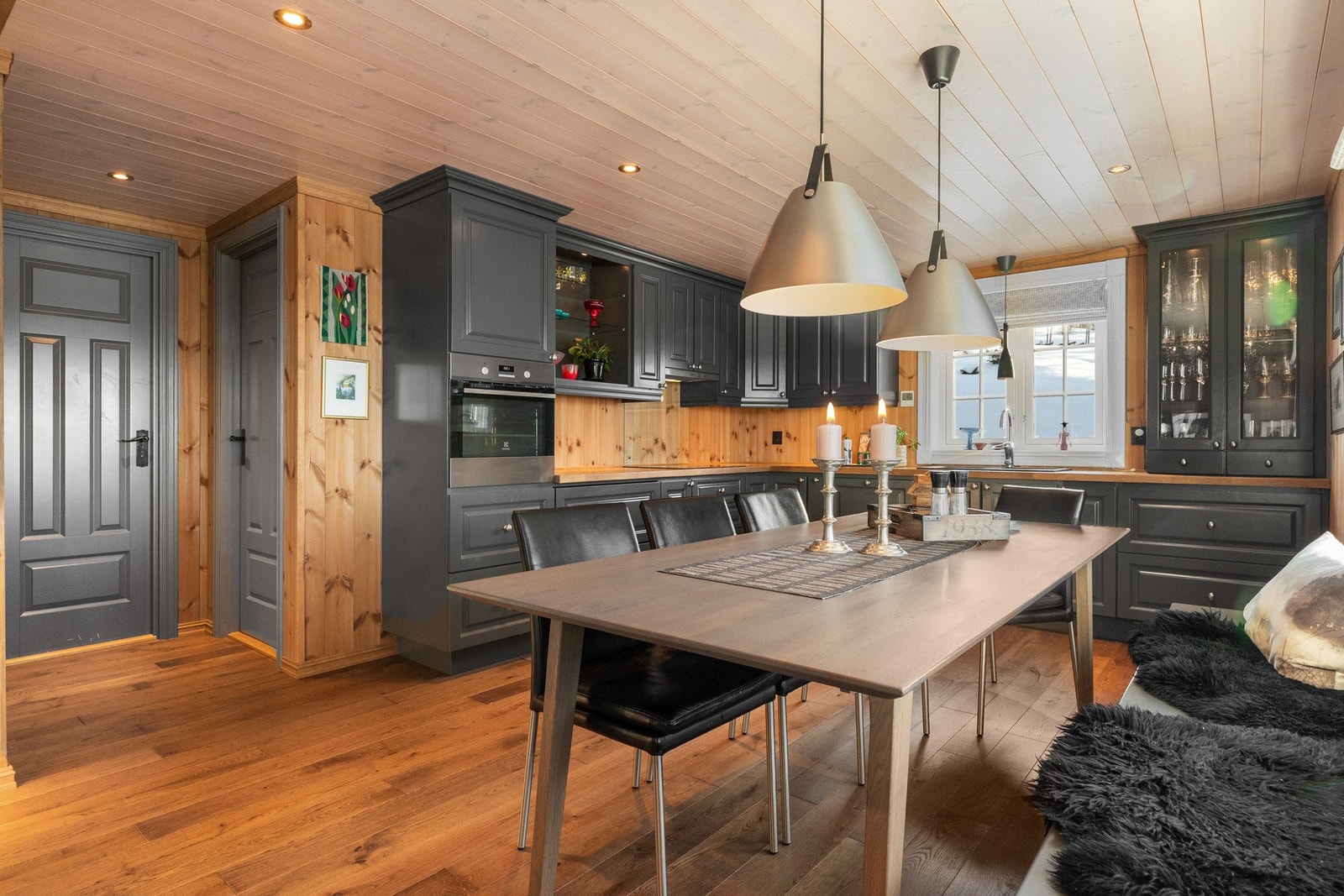 Åpen løsning til kjøkken og spisestue, noe som gjør det ekstra sosialt og hyggelig Galleribilde