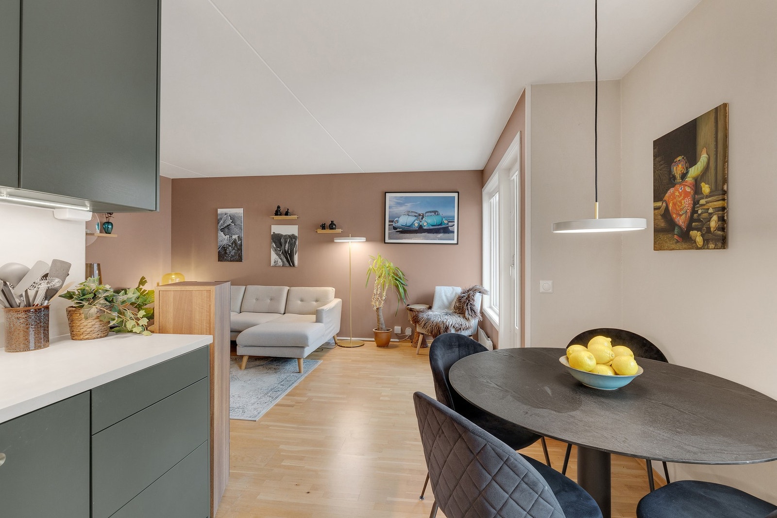 Det er plass til spisebord i tilknytting til kjøkkenet. Galleribilde