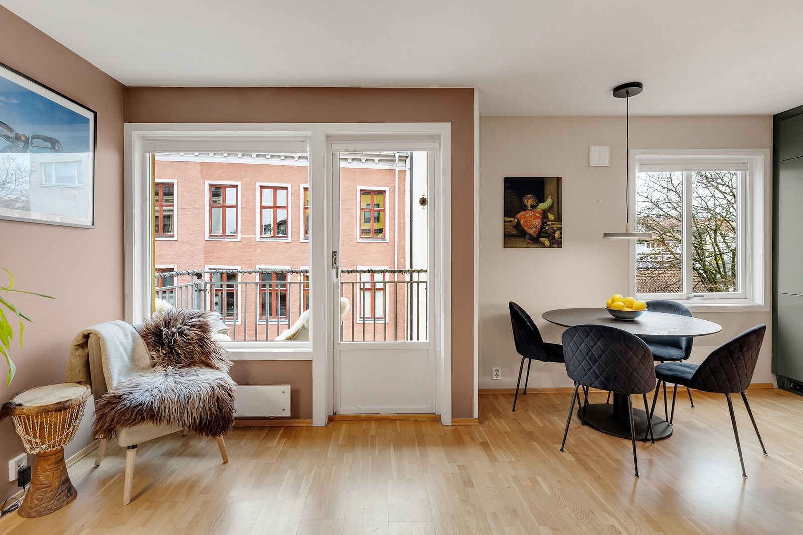 Store vinduer som slipper inn rikelig med naturlig lys. Galleribilde