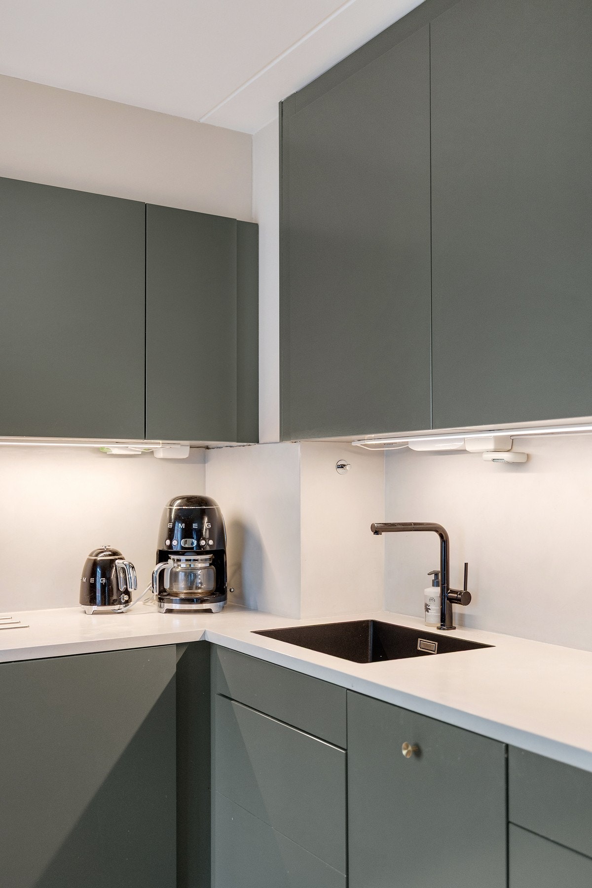 Det er sensorbelysning under kjøkkenskapene. Galleribilde