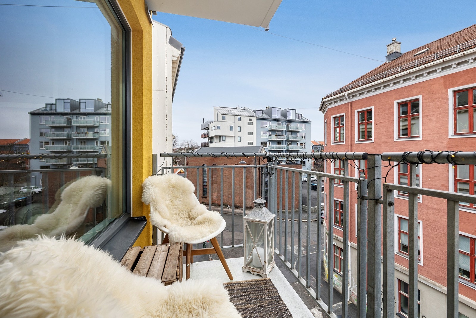 En lekker 2-roms leilighet i byggets 4.etasje med direkte utgang til hyggelig balkong. Galleribilde