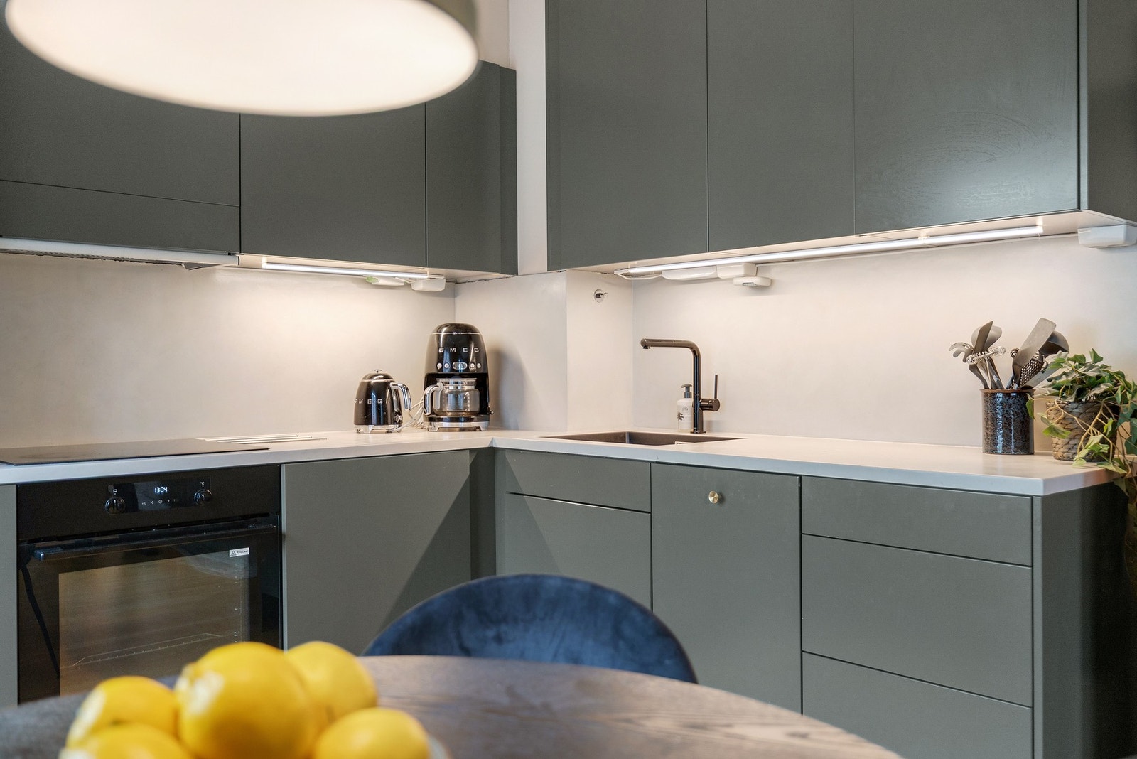 Lekkert og moderne Epoq kjøkken inkludert hvitevarer fra 2022. Galleribilde