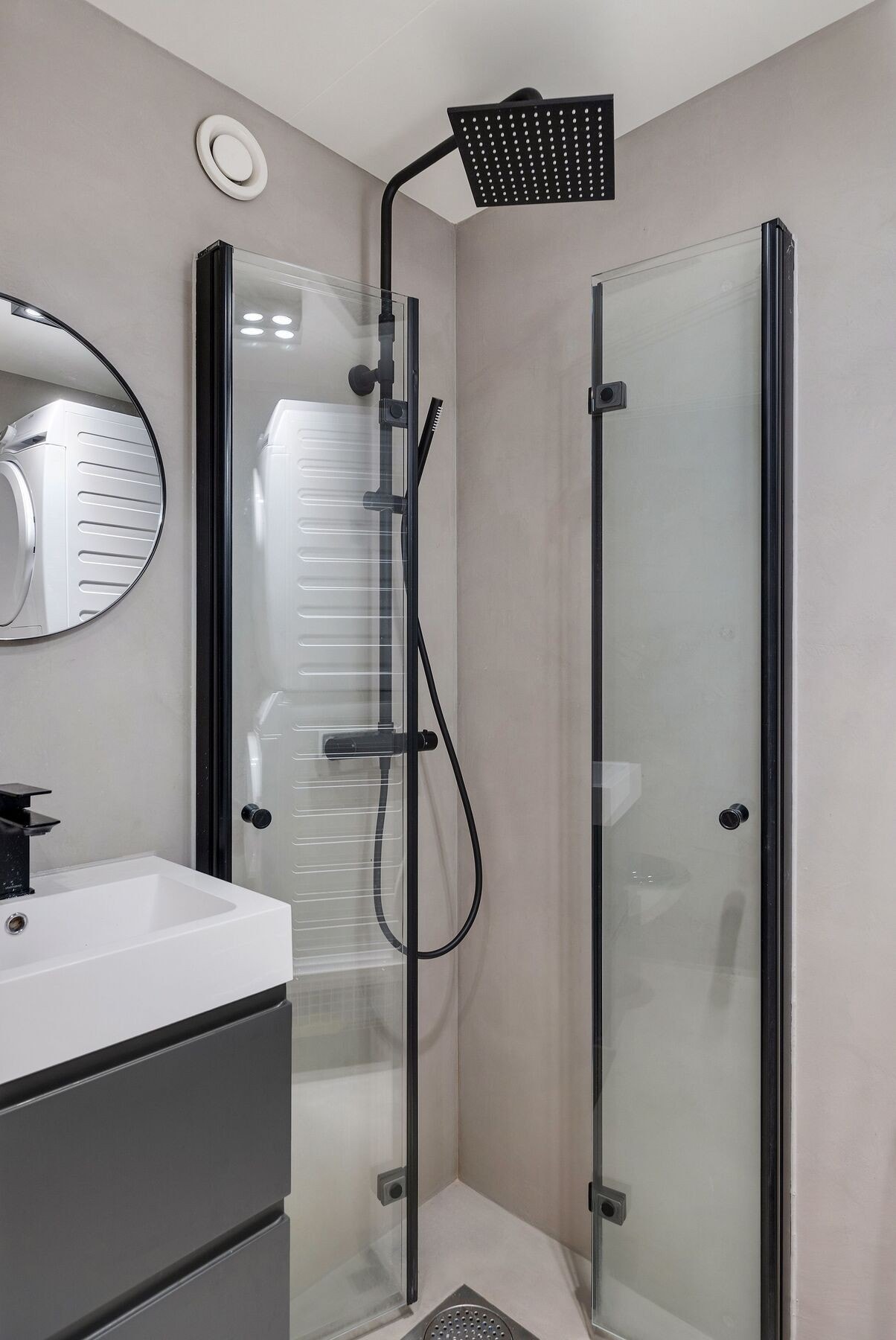 Badet er innredet med vegghengt servant, samt vegghengte dusjdører i glass. Galleribilde