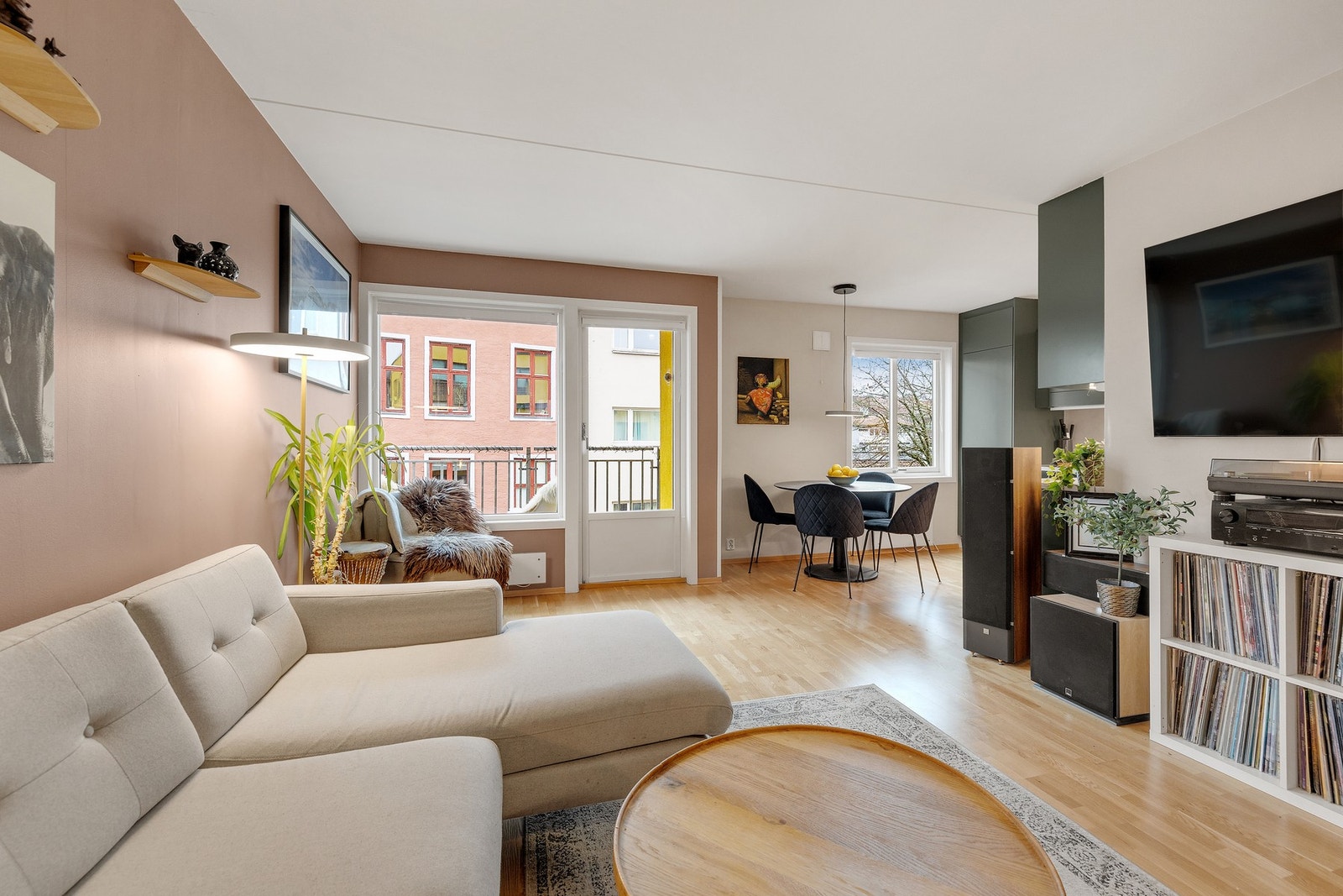 Flott stue med moderne fargevalg. Kjøkken og stuetak ble malt 22.02.2025. Galleribilde