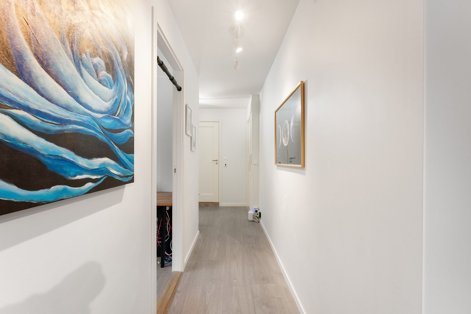 Leiligheten har en god planløsning hvor soverommene er samlet med adkomst fra gangen Galleribilde