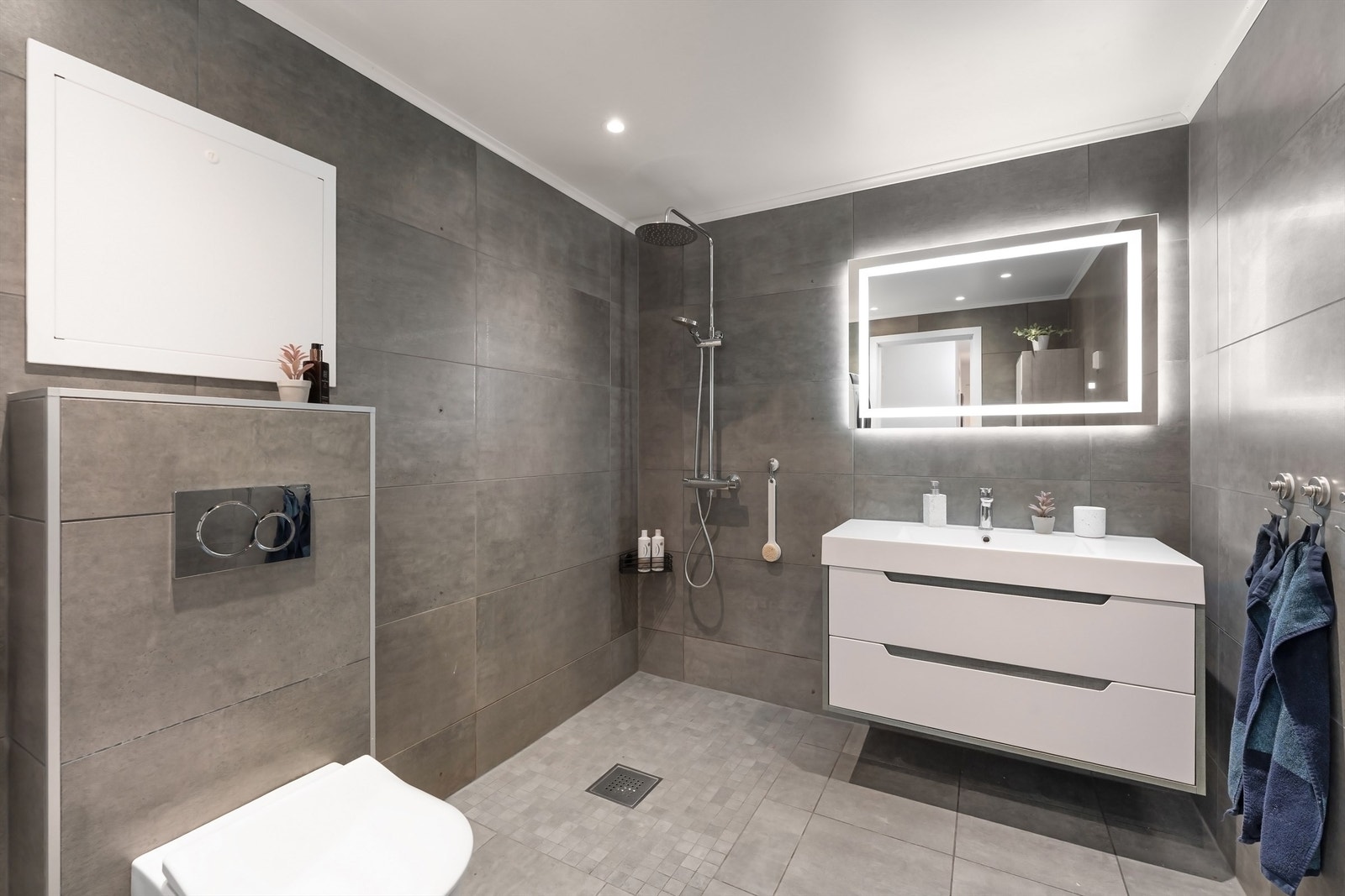 Badet er av god størrelse med varme i gulv og opplegg for vaskemaskin Galleribilde