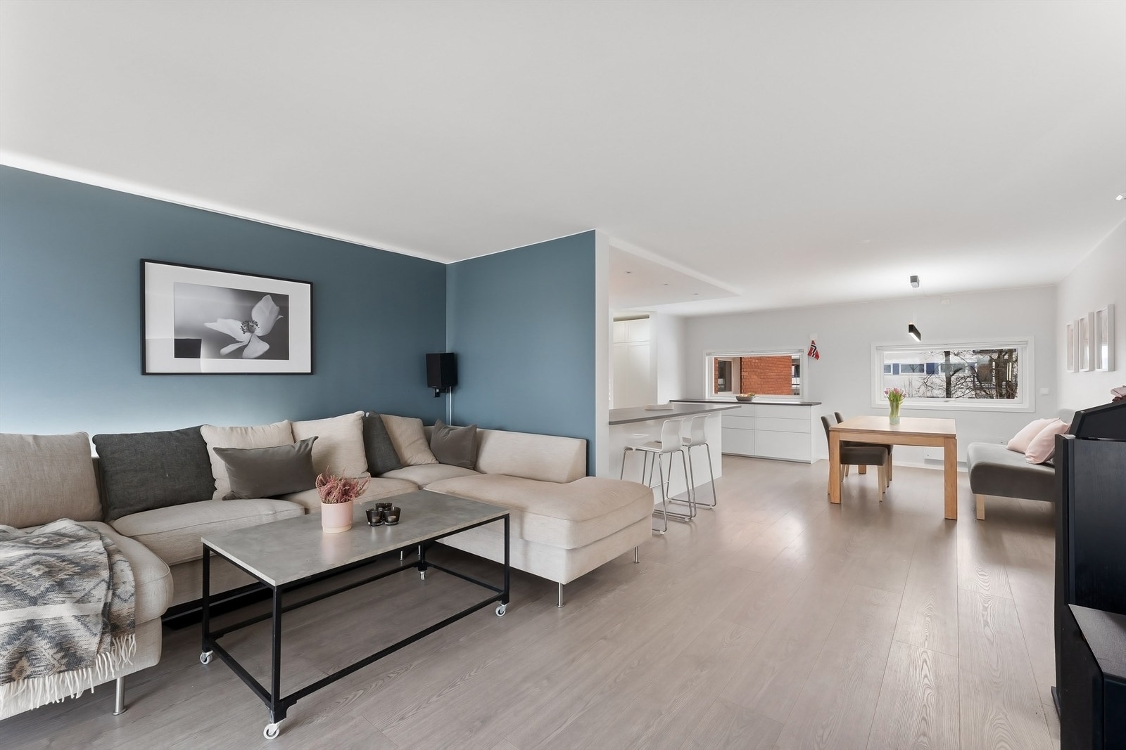 Stuen, kjøkken og spisestue har en dels åpen løsning og sammen utgjør de et stort og smakfullt rom med gode møbleringsmuligheter Galleribilde