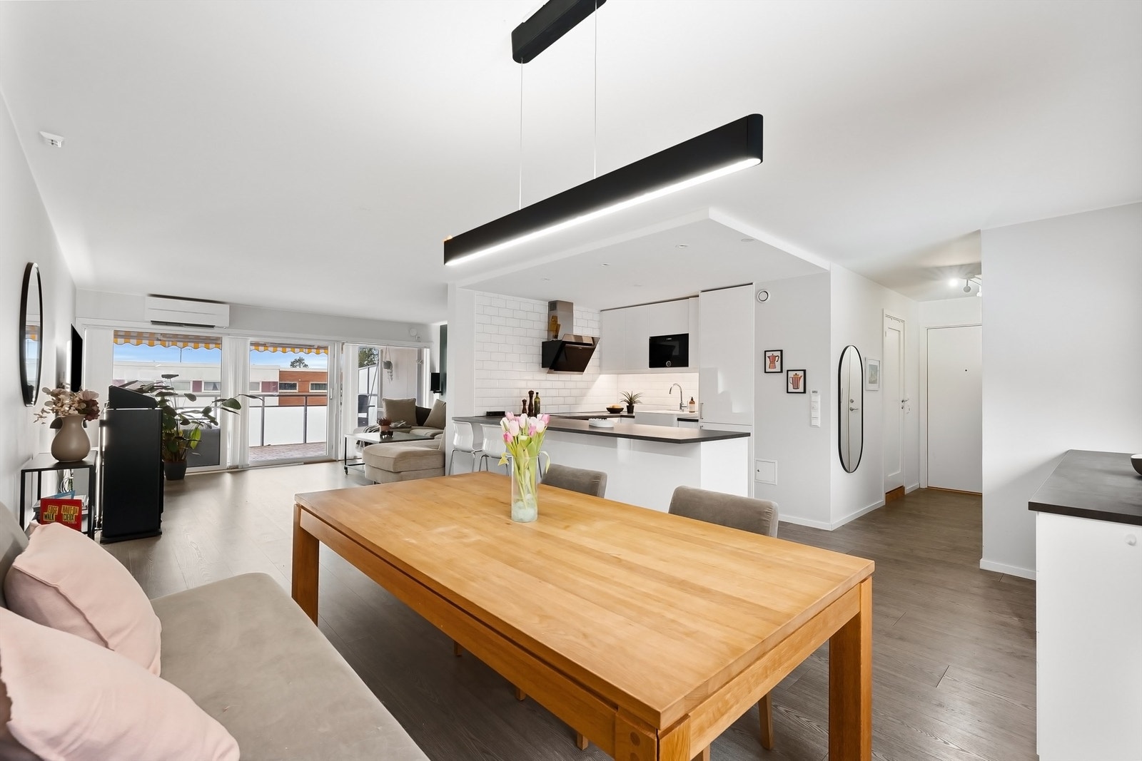 Rikelig lysinnslipp fra de store vindusflatene på begge ytterveggene Galleribilde