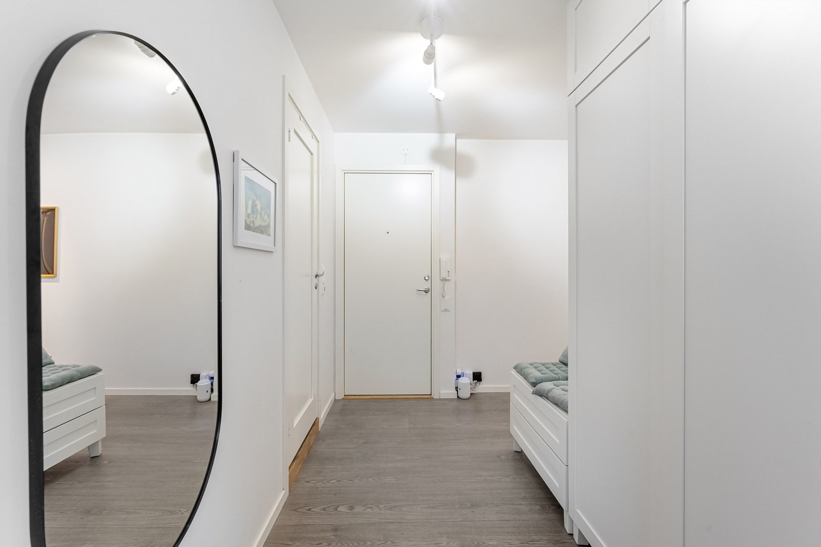 Innbydende entre med oppbevaringsplass i garderobeskap Galleribilde