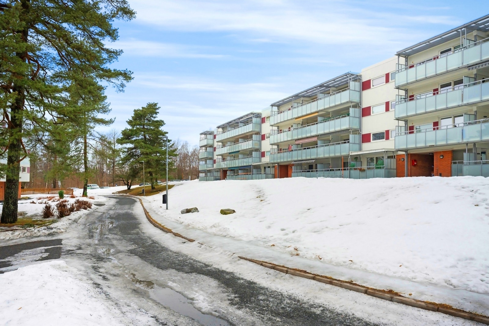 Boligen ligger fint til på boligfeltet i et trivelig og rolig nabolag Galleribilde