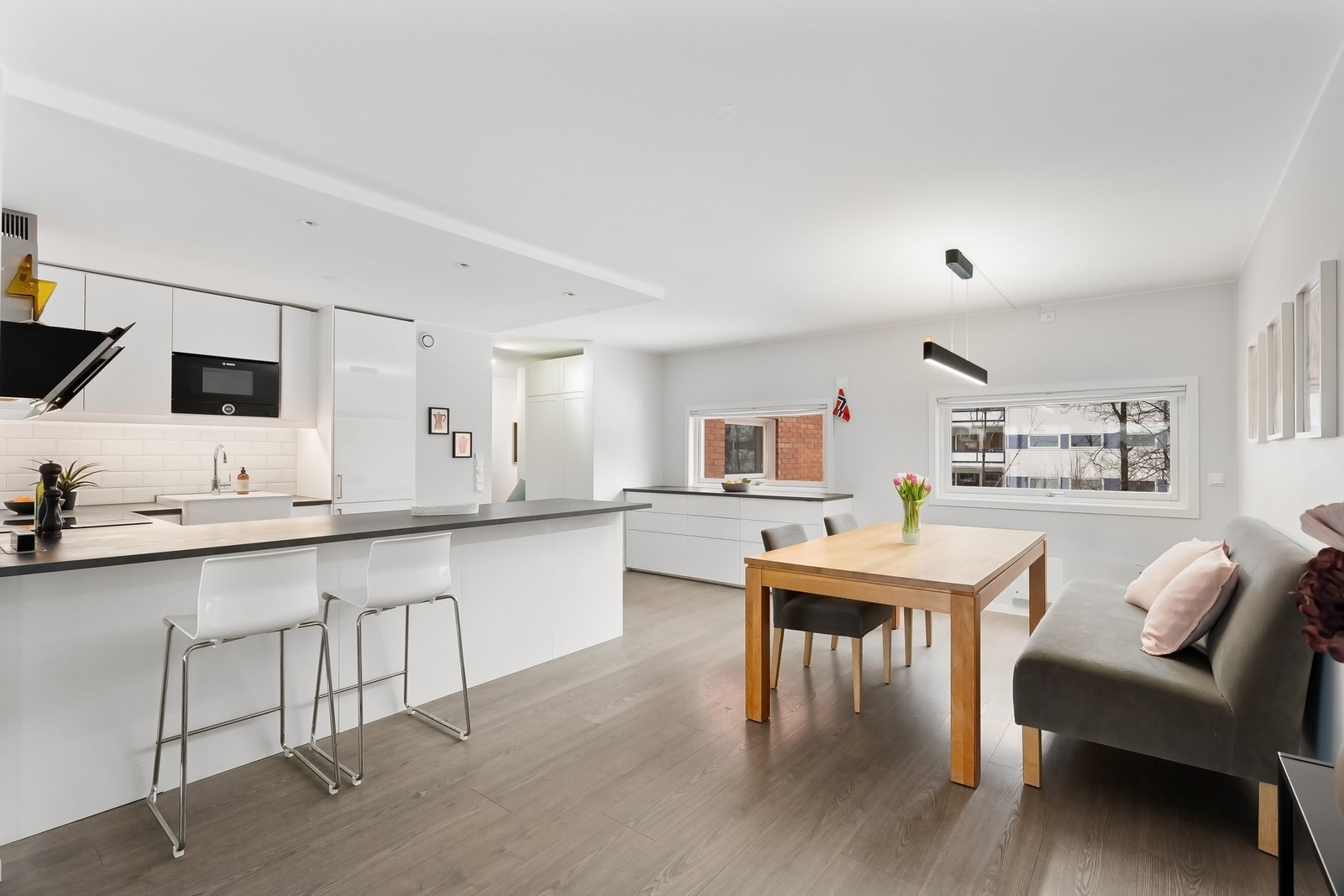 Velkommen til Bringebærstien 6 - En Lys og moderne 4-roms med en gjennomgående god standard - oppusset i 2019 Galleribilde