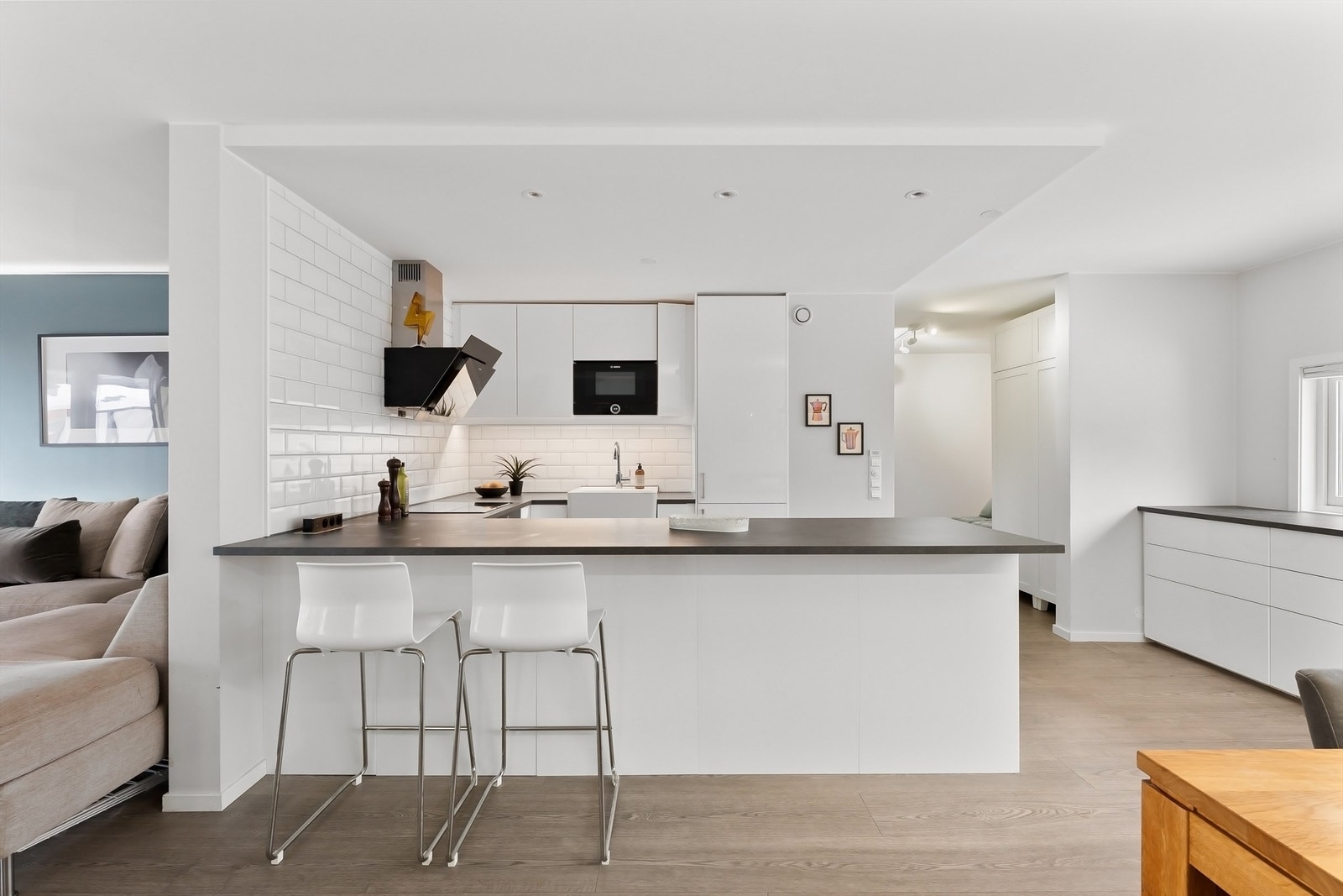 Moderne og delikat kjøkkeninnredning med mye skapplass! Galleribilde