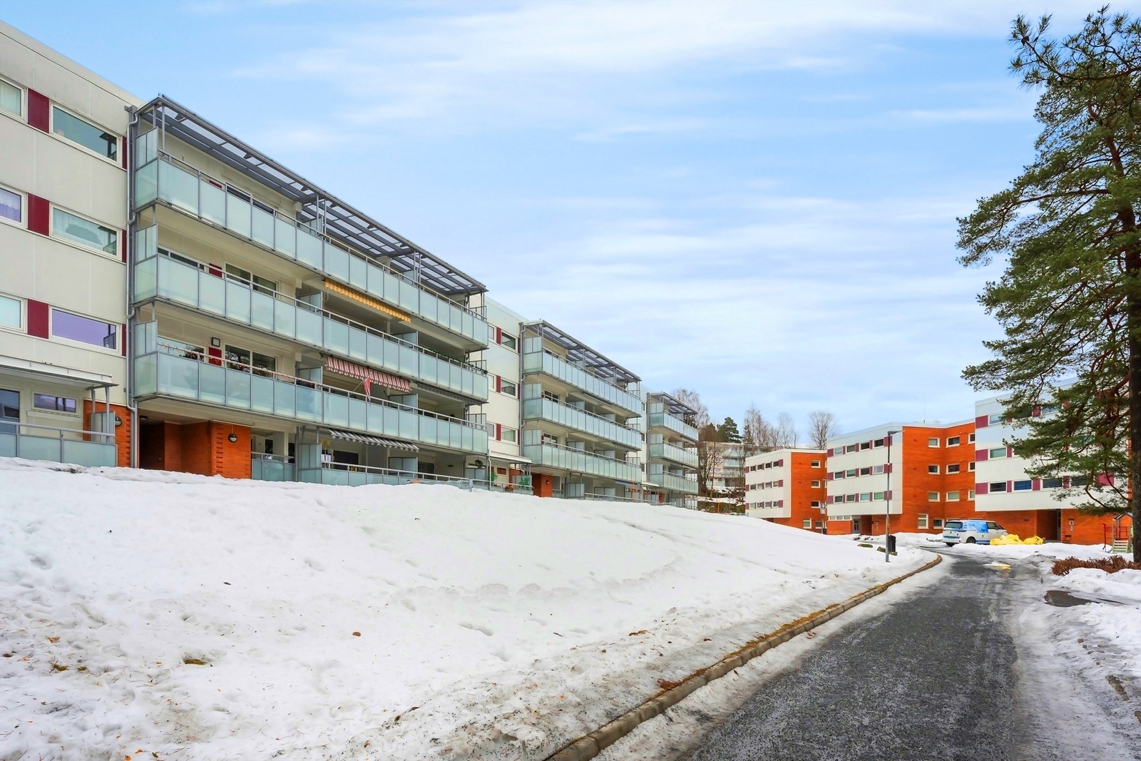 Her bor man med gangavstand til både butikker, offentlig kommunikasjon, svømmehall, treningssenter og nydelige turområder i Bærumsmarka. I rushtiden går det ekspressbuss til Oslo fra nærliggende holdeplass Galleribilde