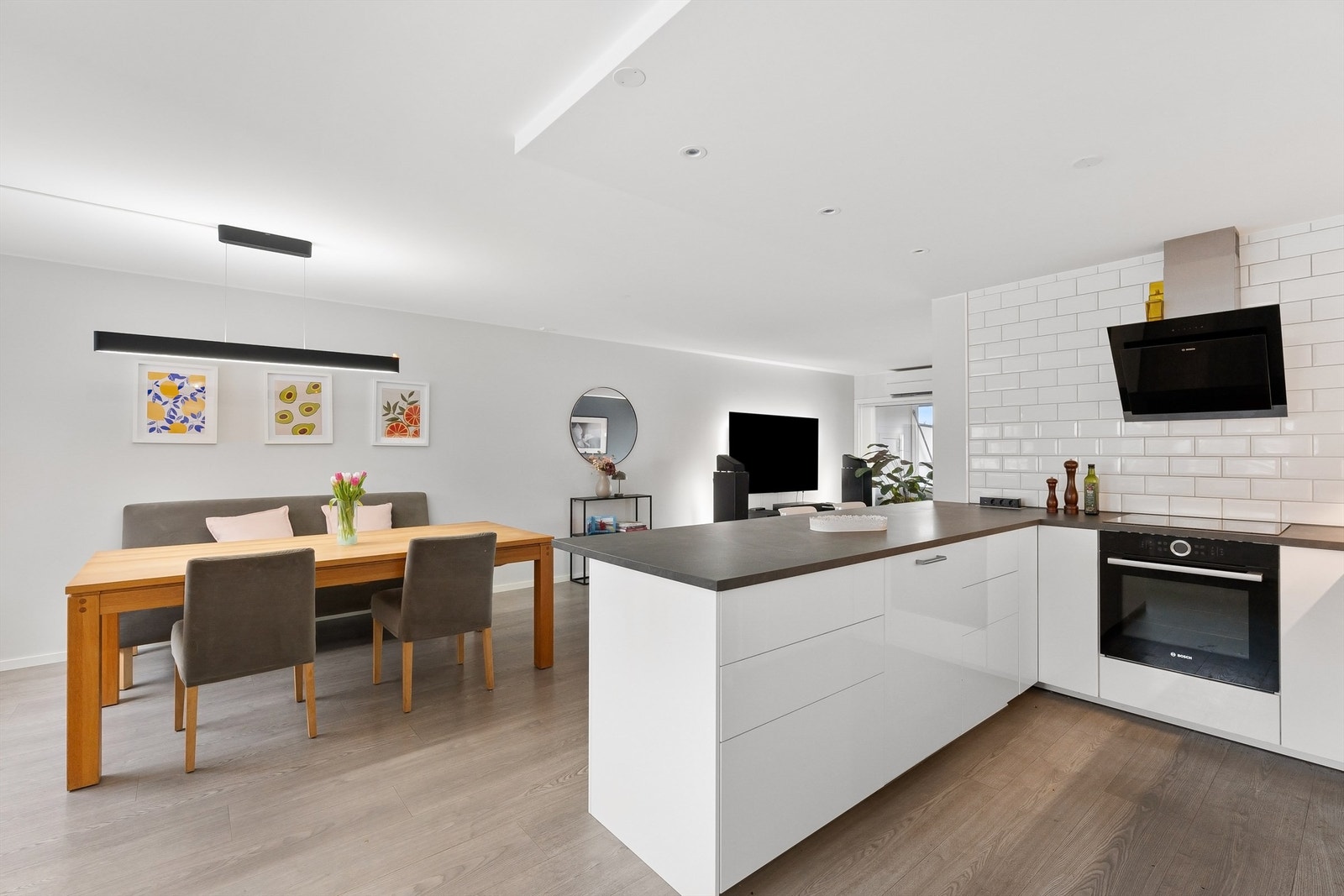 Åpen og luftig planløsning som gir god flyt i hverdagen Galleribilde