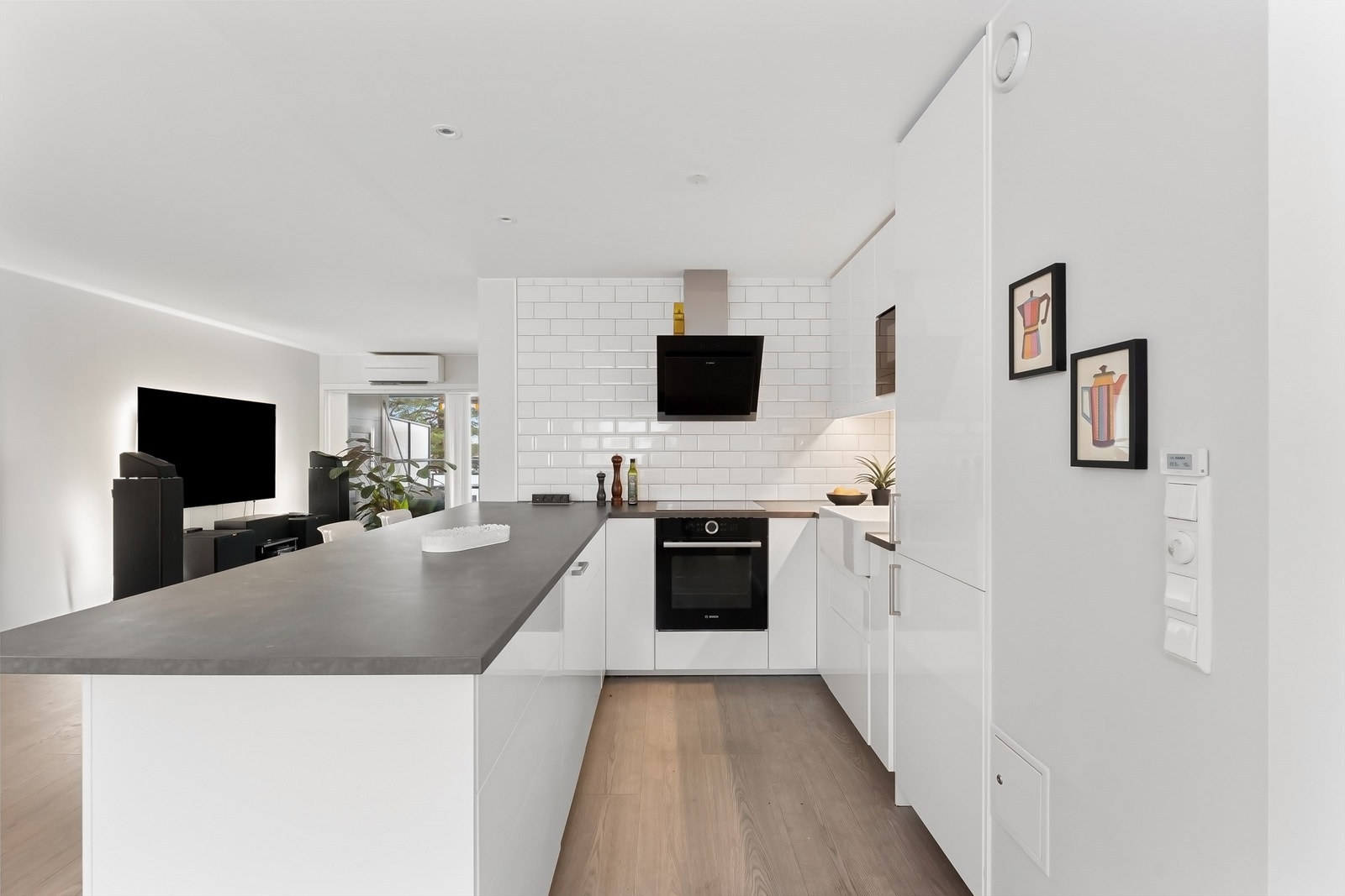 Kjøkkenet har integrerte hvitevarer, samt komfyrvakt og lekkasjestopper Galleribilde