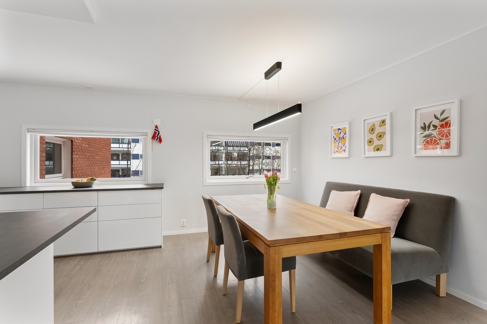 God plass til større spisebord i tillegg til sitteplasser ved kjøkkenøyen Galleribilde