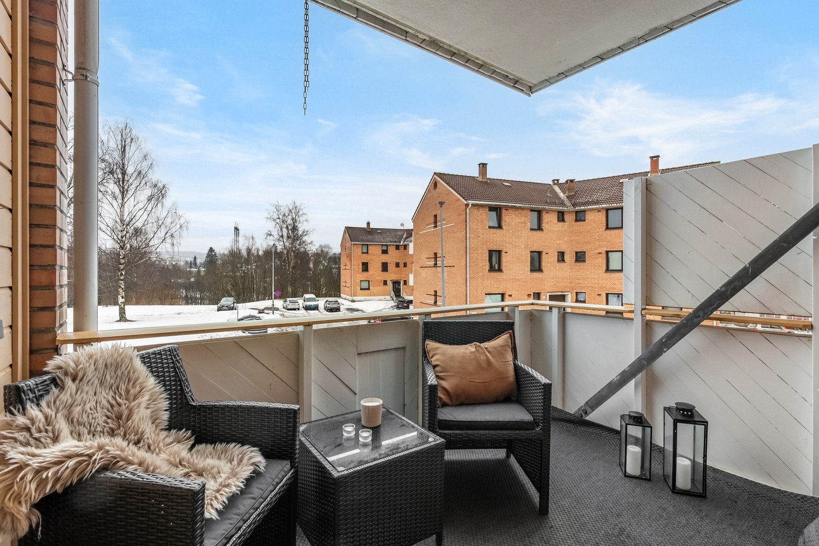 Balkong på 5,4m² med trivelig utsyn mot store grøntarealer på sommerstid Galleribilde