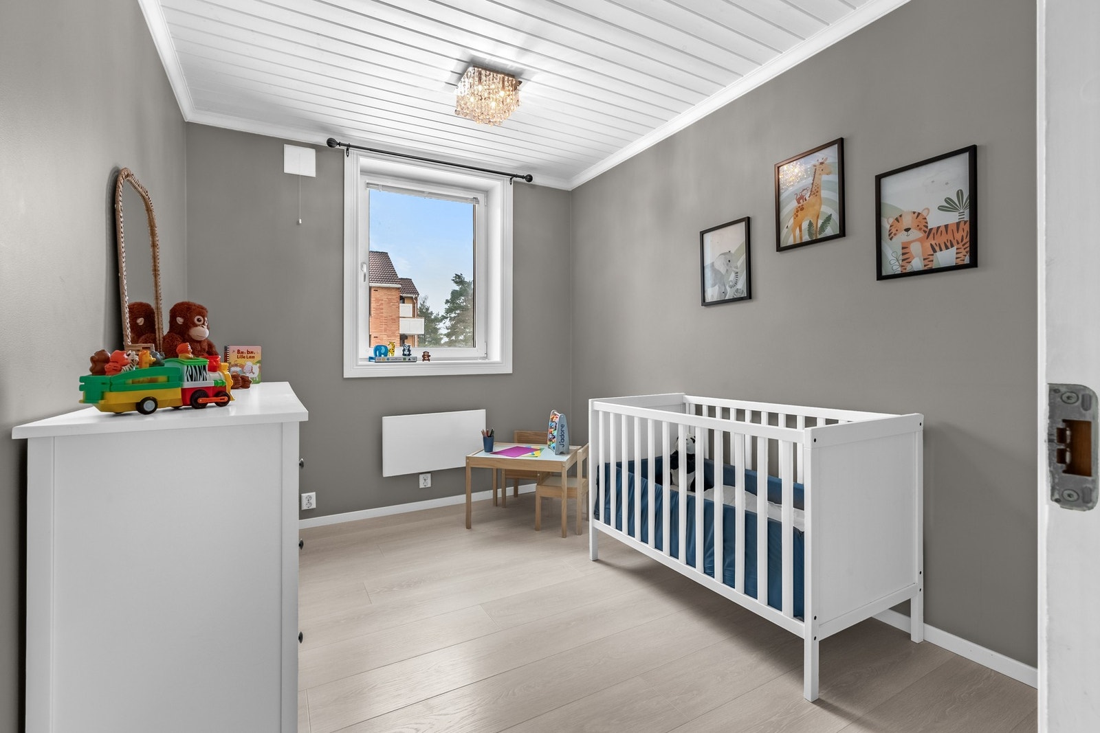 Rommet egnes godt som barnerom, gjesterom, kontor og garderoberom eller i kombinasjon. Galleribilde