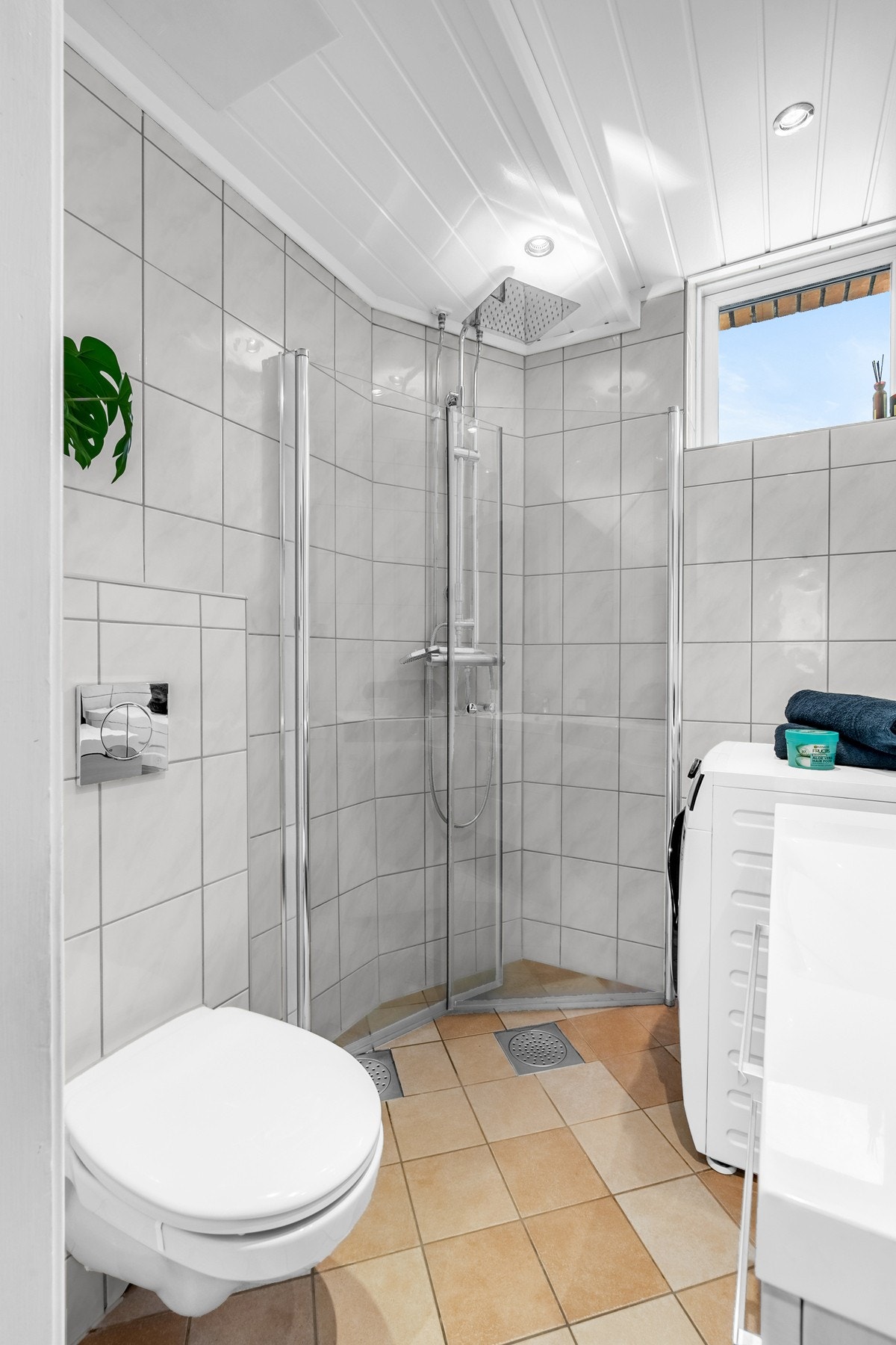Varme i gulv, downlights i himling, opplegg for vaskemaskin og vegghengt wc med pyntekant over og regnfallsdusj Galleribilde